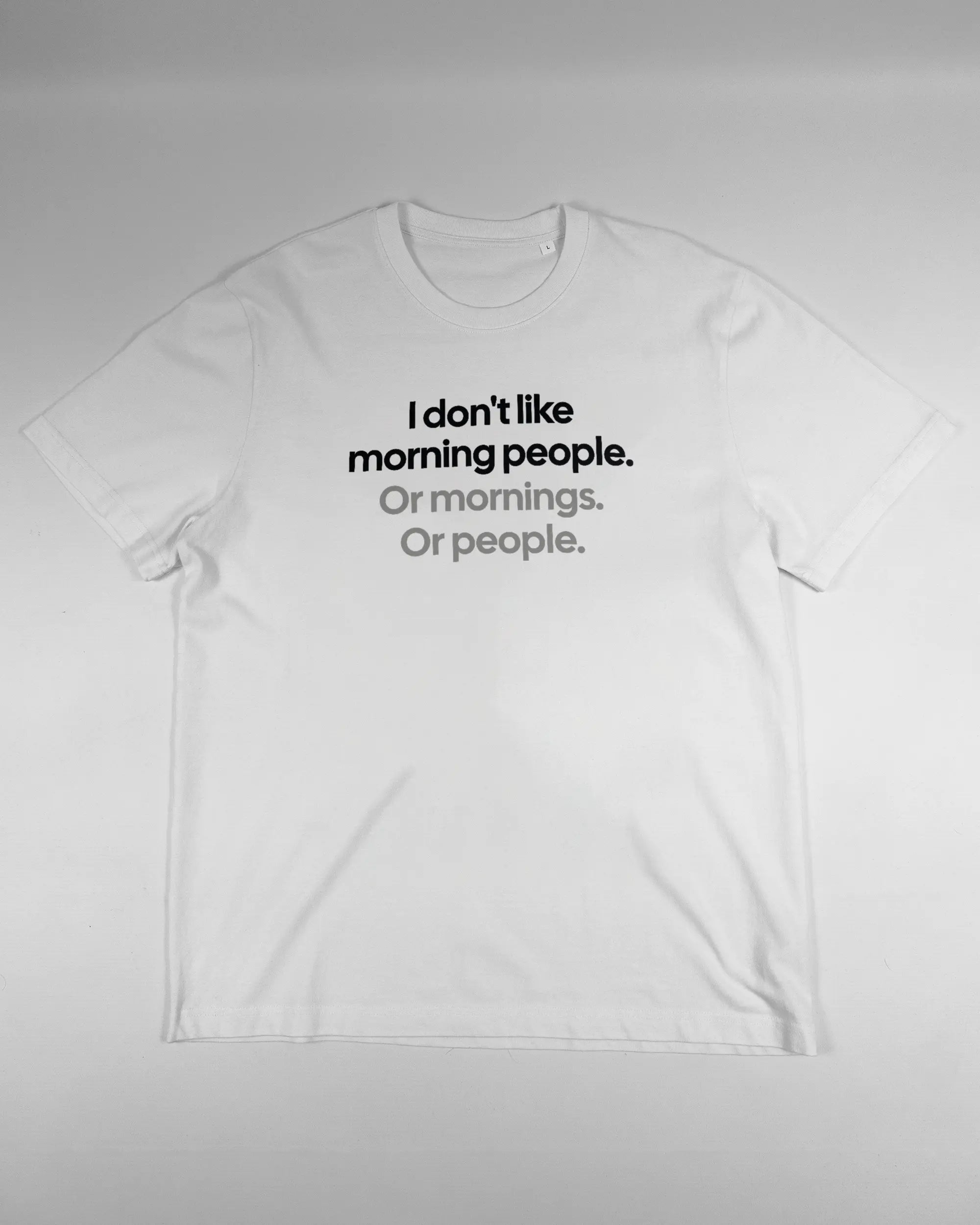 Vorderseite des Organic Unisex T-Shirt Relaxed von Maondo mit dem Design Morning Person in der Farbe White und in der Größe L flach auf den Boden gelegt