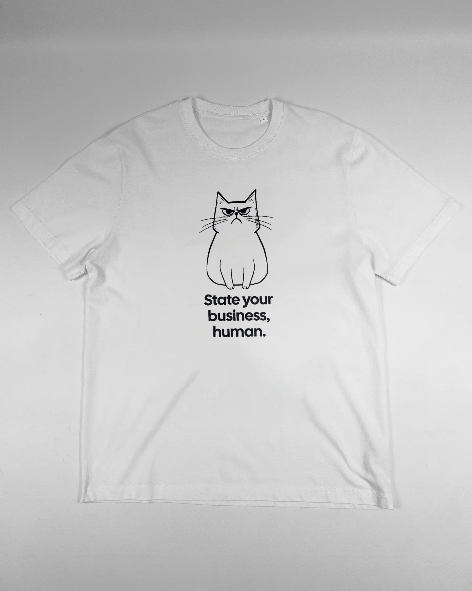 Vorderseite des Organic Unisex T-Shirt Relaxed von Maondo mit dem Design Grumpy Purr in der Farbe White und in der Größe L flach auf den Boden gelegt