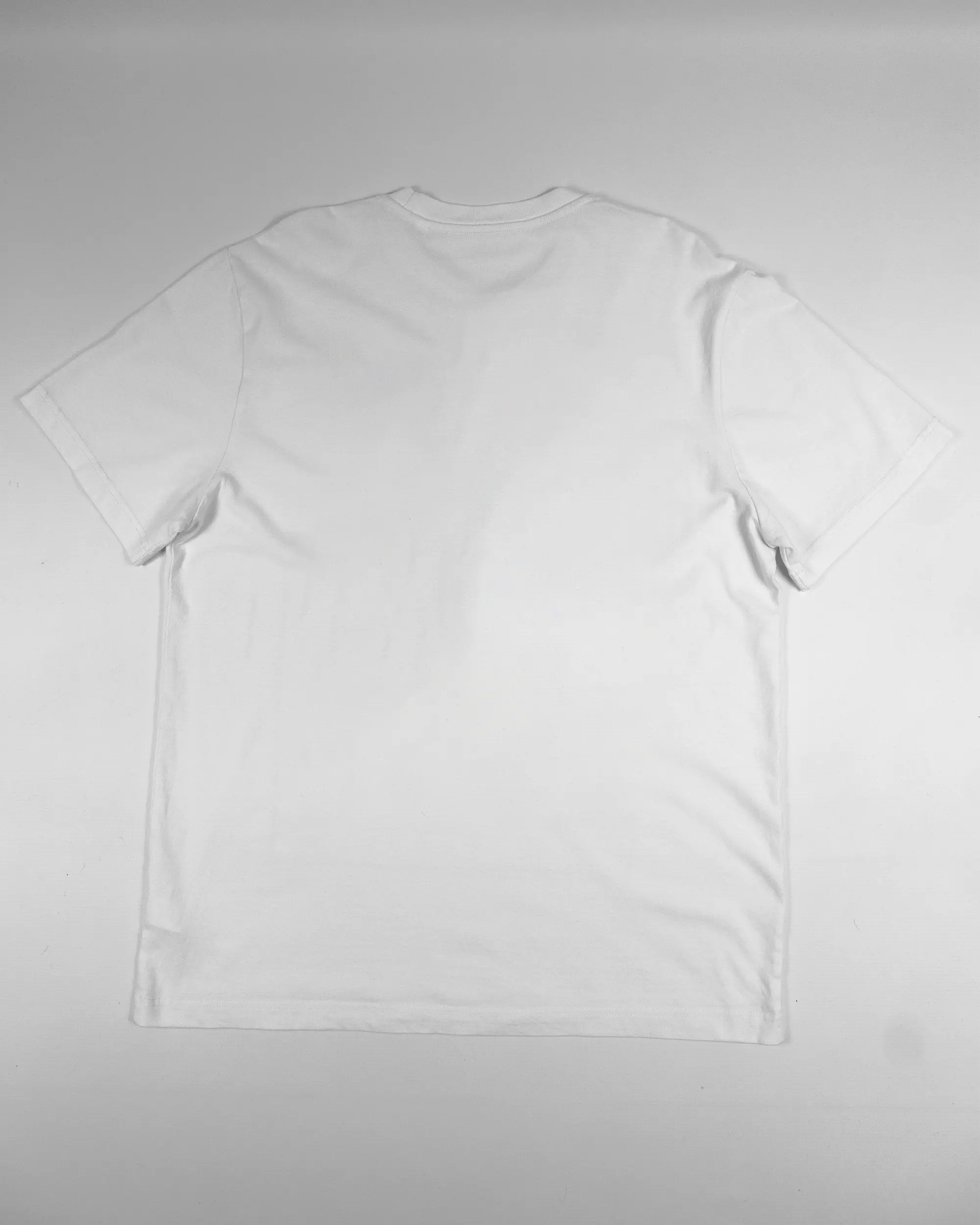 Rückseite des Organic Unisex T-Shirt Relaxed von Maondo ohne Motiv in der Farbe White und in der Größe L flach auf den Boden gelegt