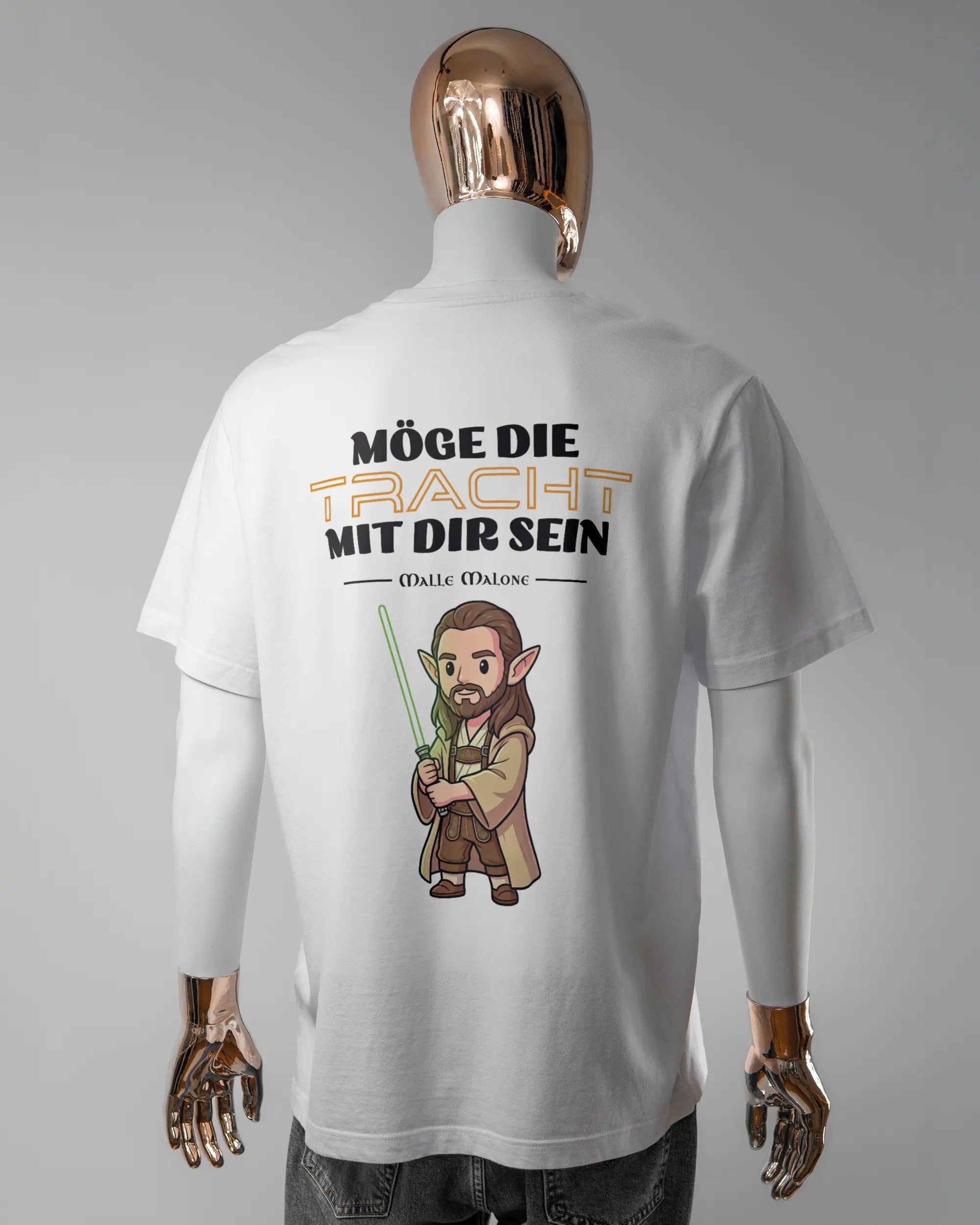 Rückseite des Organic Unisex T-Shirt Relaxed von Maondo mit dem Design Tracht mit dir in der Farbe White und in der Größe L getragen von einer maskulinen Puppe