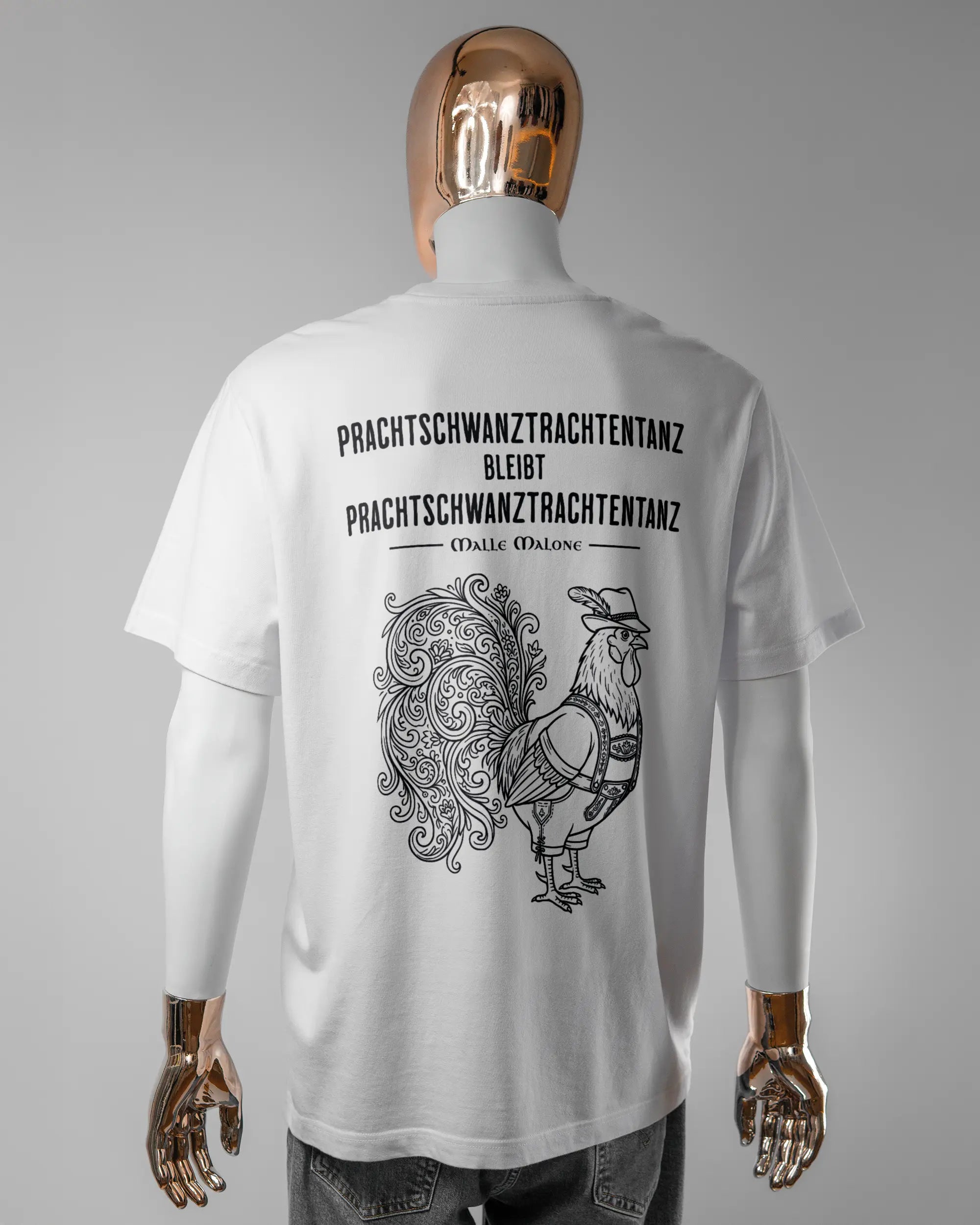 Rückseite des Organic Unisex T-Shirt Relaxed von Maondo mit dem Design Trachtentanz in der Farbe White und in der Größe L getragen von einer maskulinen Puppe