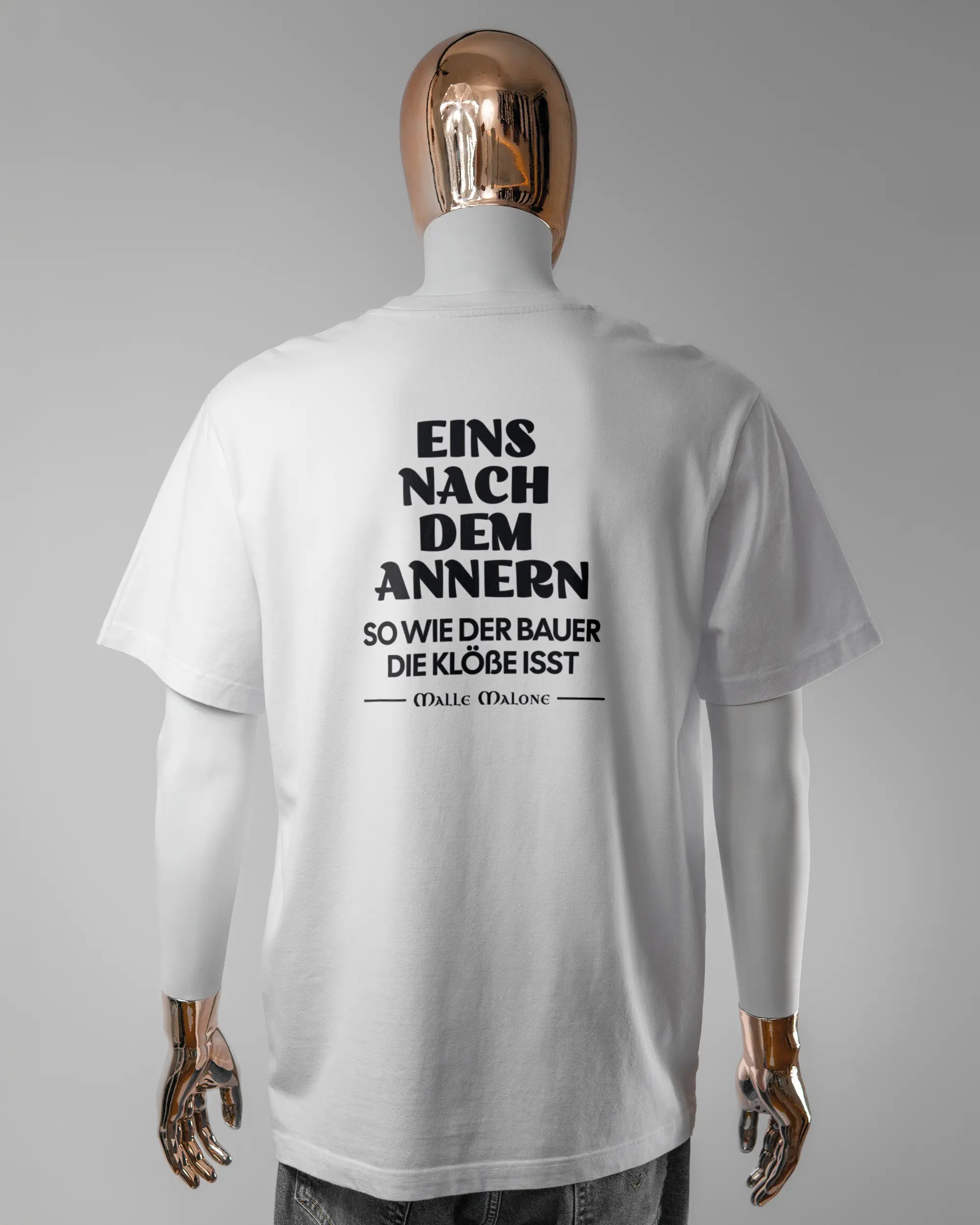 Rückseite des Organic Unisex T-Shirt Relaxed von Maondo mit dem Design Eins nach dem Annern in der Farbe White und in der Größe L getragen von einer maskulinen Puppe