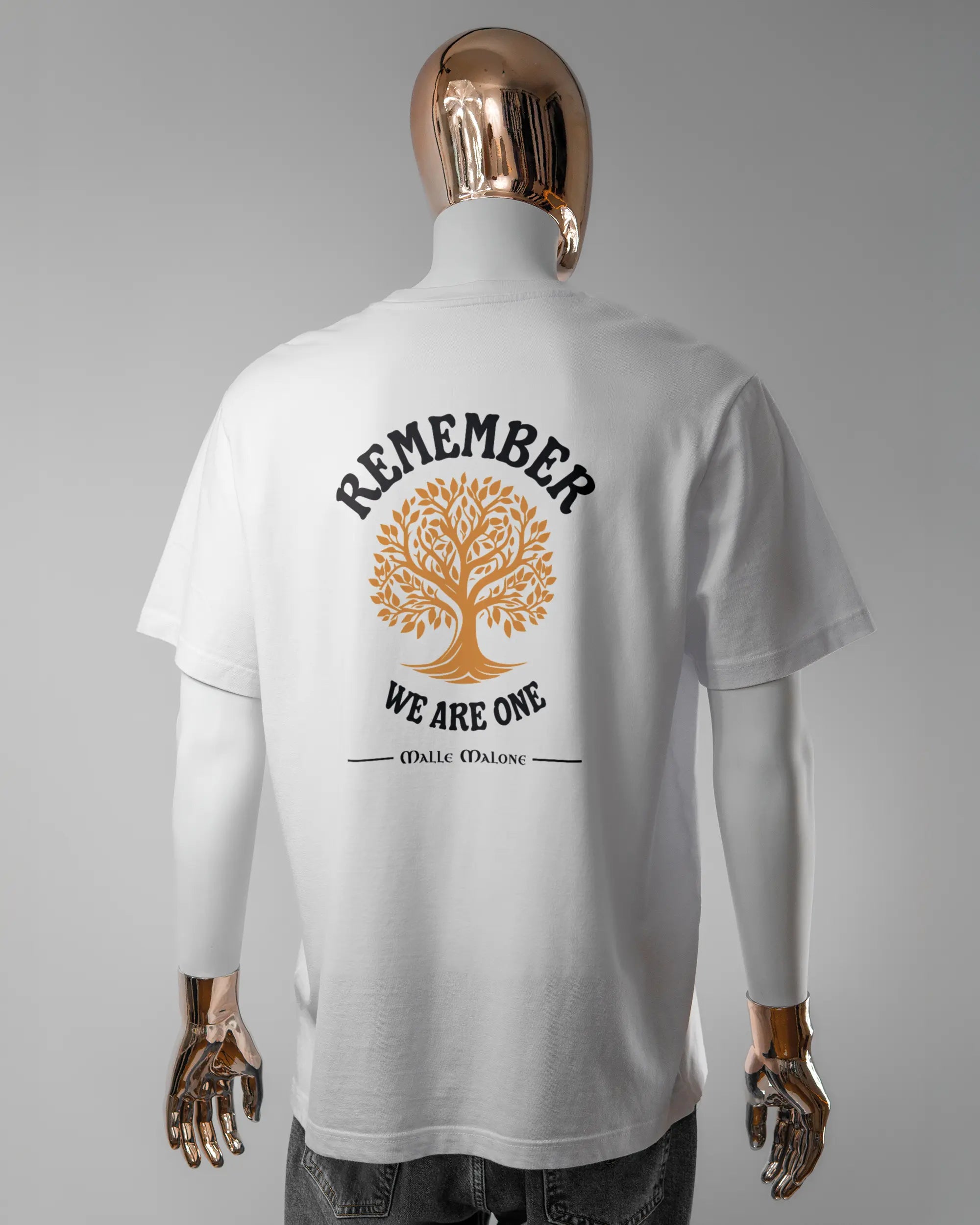Rückseite des Organic Unisex T-Shirt Relaxed von Maondo mit dem Design We are one in der Farbe White und in der Größe L getragen von einer maskulinen Puppe