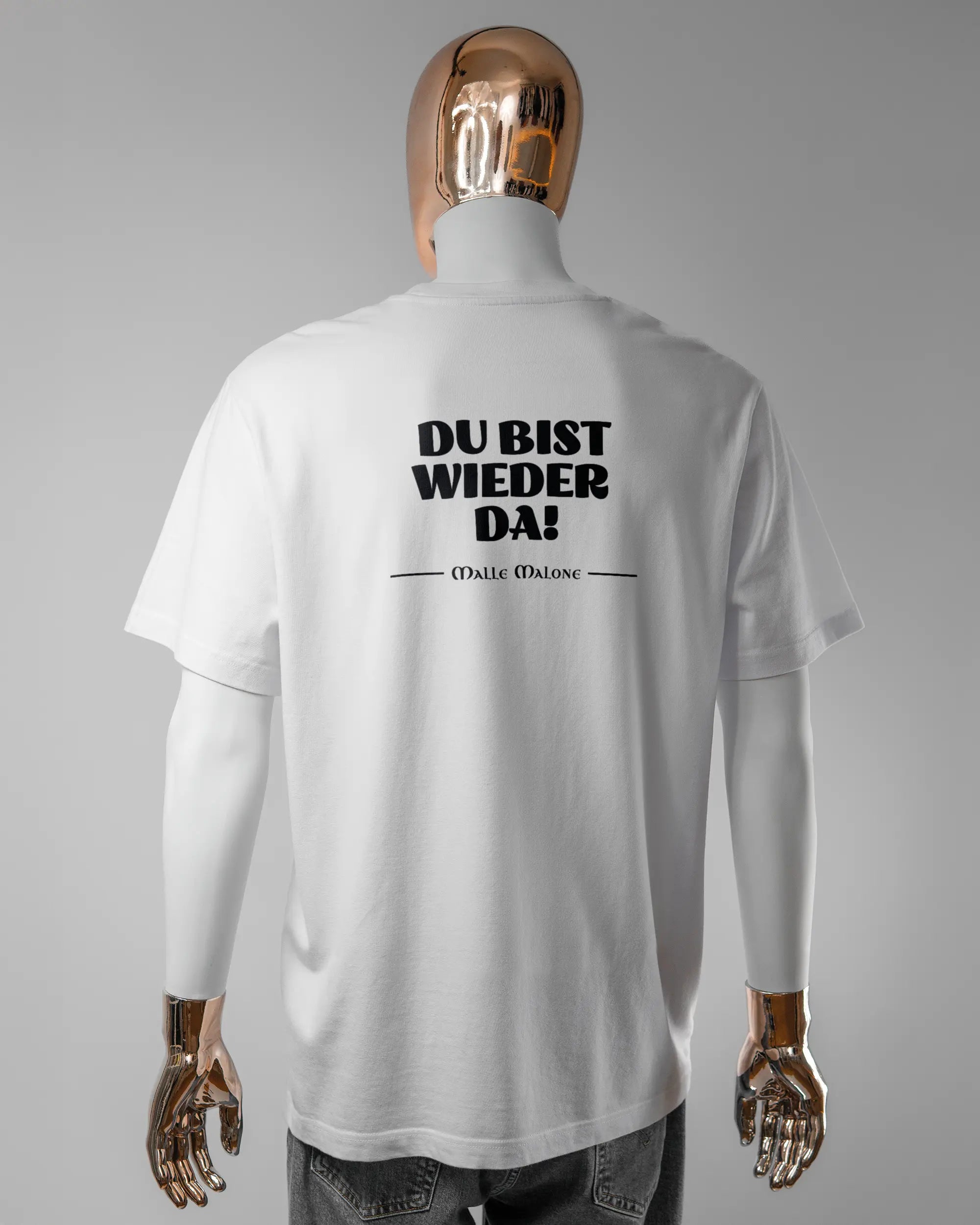 Rückseite des Organic Unisex T-Shirt Relaxed von Maondo mit dem Design Wieder da in der Farbe White und in der Größe L getragen von einer maskulinen Puppe