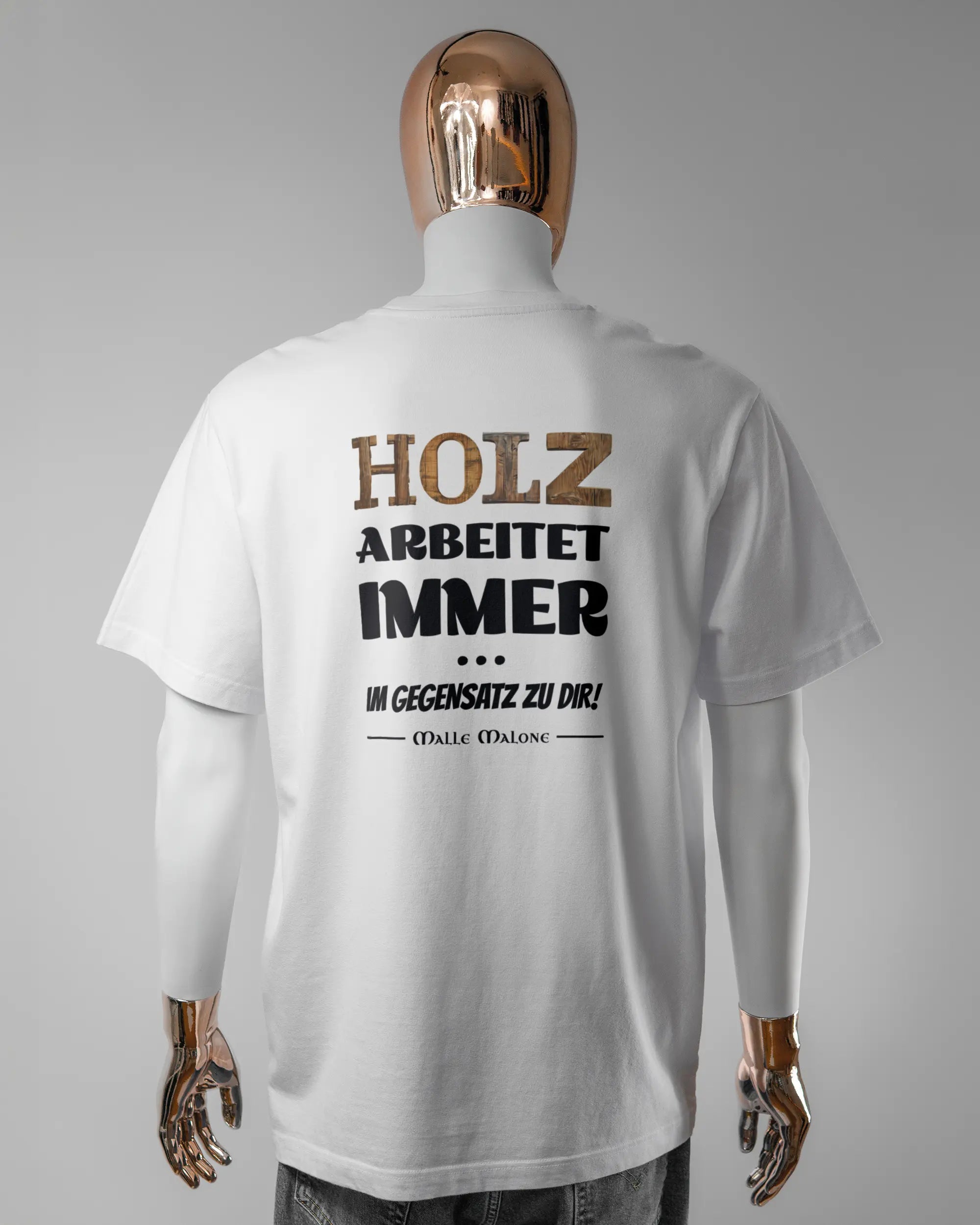 Rückseite des Organic Unisex T-Shirt Relaxed von Maondo mit dem Design Holzarbeit in der Farbe White und in der Größe L getragen von einer maskulinen Puppe