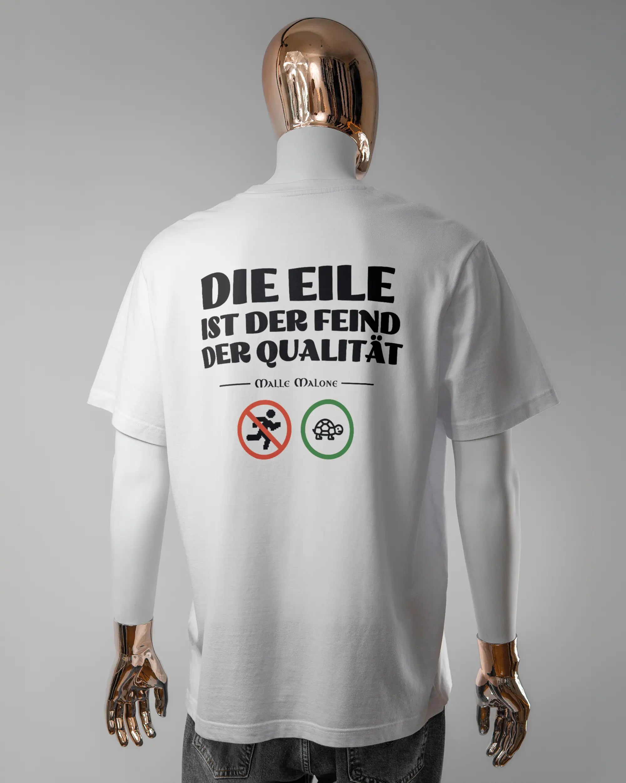 Rückseite des Organic Unisex T-Shirt Relaxed von Maondo mit dem Design Keine Eile in der Farbe White und in der Größe L getragen von einer maskulinen Puppe