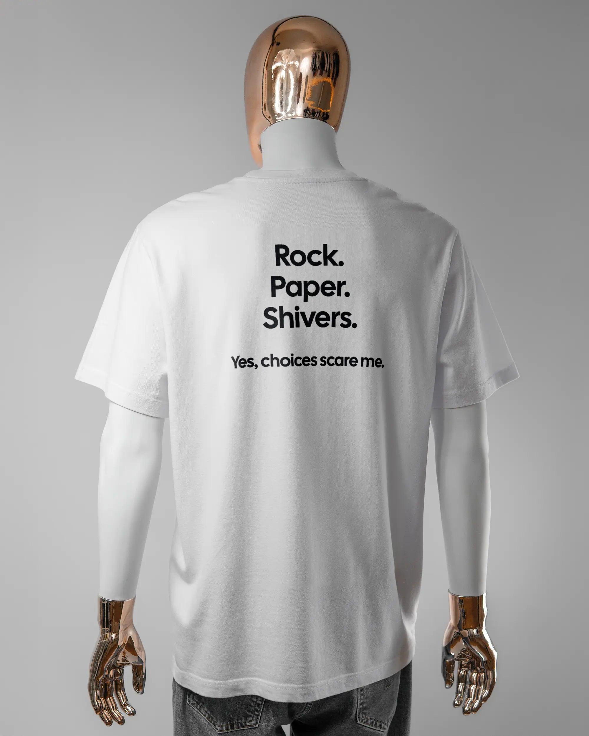 Rückseite des Organic Unisex T-Shirt Relaxed von Maondo mit dem Design Rock Paper Shivers in der Farbe White und in der Größe L getragen von einer maskulinen Puppe