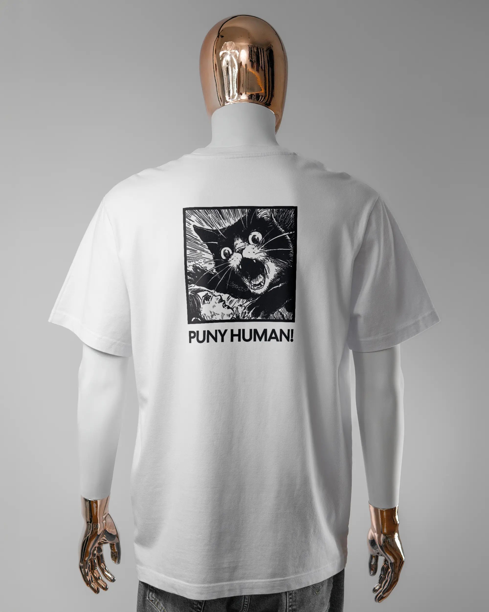 Rückseite des Organic Unisex T-Shirt Relaxed von Maondo mit dem Design Puny Human in der Farbe White und in der Größe L getragen von einer maskulinen Puppe