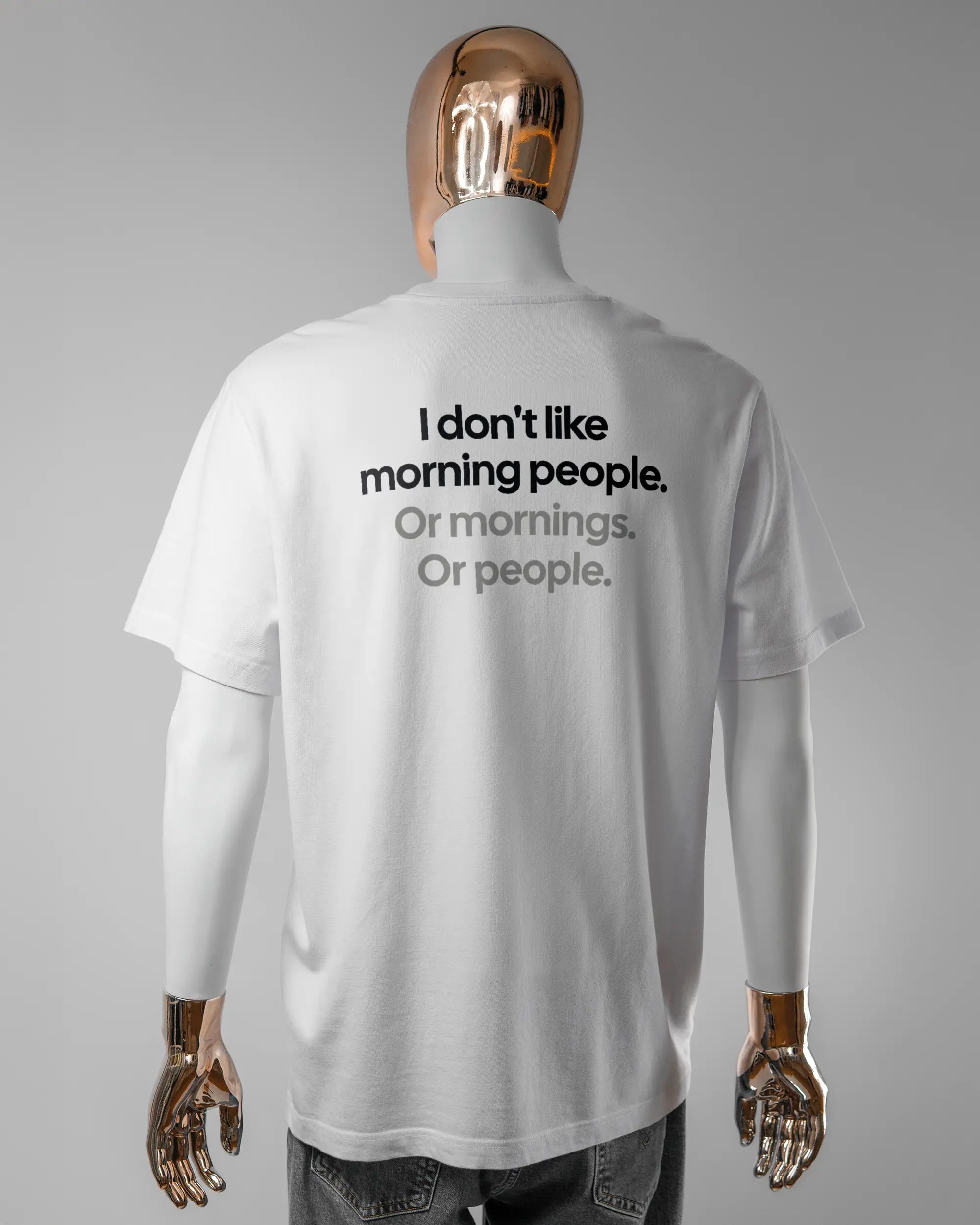 Rückseite des Organic Unisex T-Shirt Relaxed von Maondo mit dem Design Morning Person in der Farbe White und in der Größe L getragen von einer maskulinen Puppe