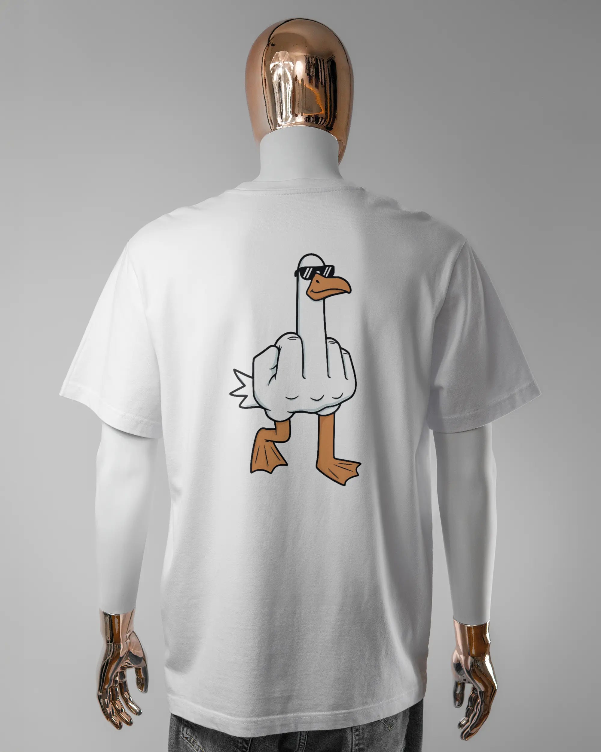Rückseite des Organic Unisex T-Shirt Relaxed von Maondo mit dem Design I give a duck in der Farbe White und in der Größe L getragen von einer maskulinen Puppe