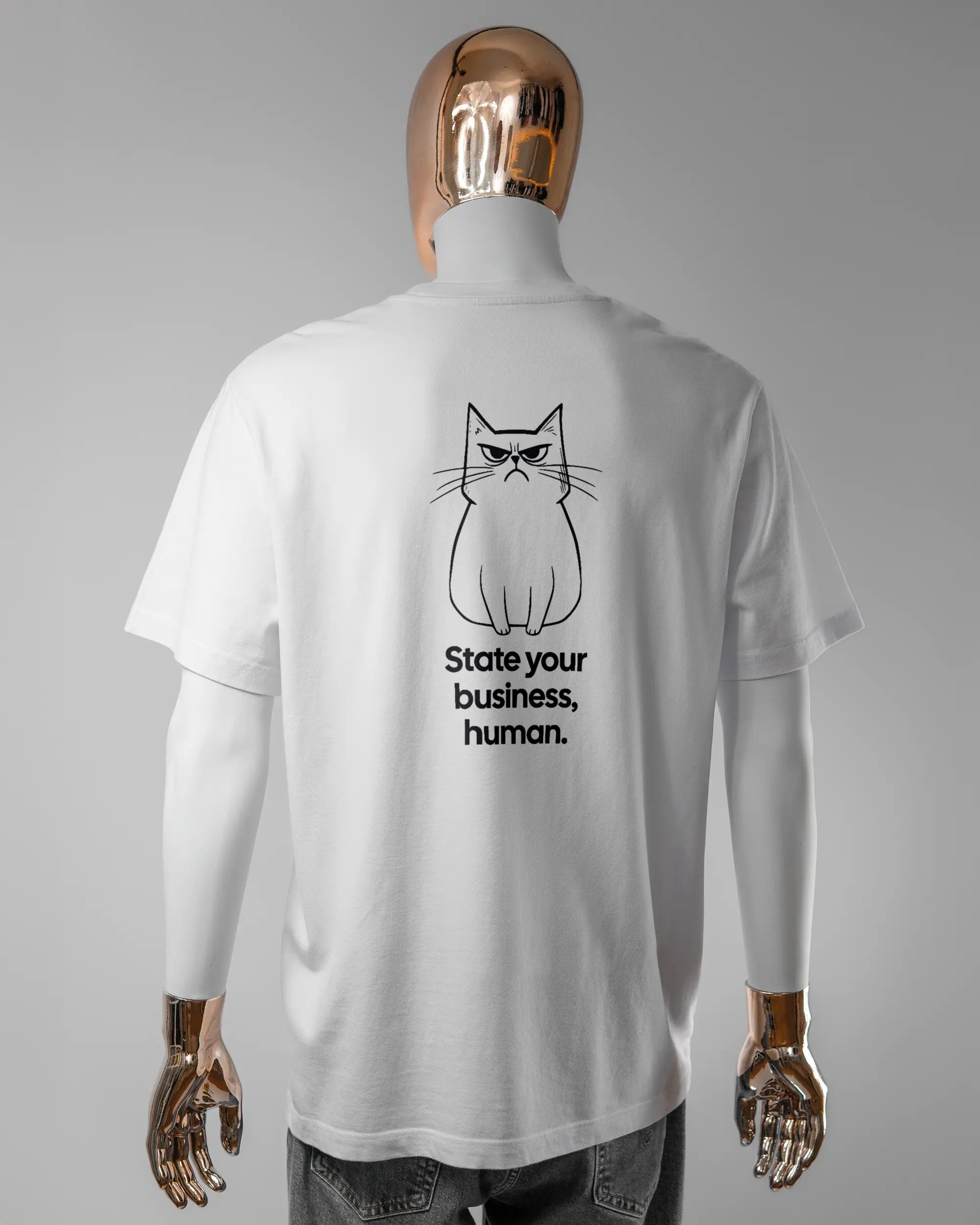 Rückseite des Organic Unisex T-Shirt Relaxed von Maondo mit dem Design Grumpy Purr in der Farbe White und in der Größe L getragen von einer maskulinen Puppe
