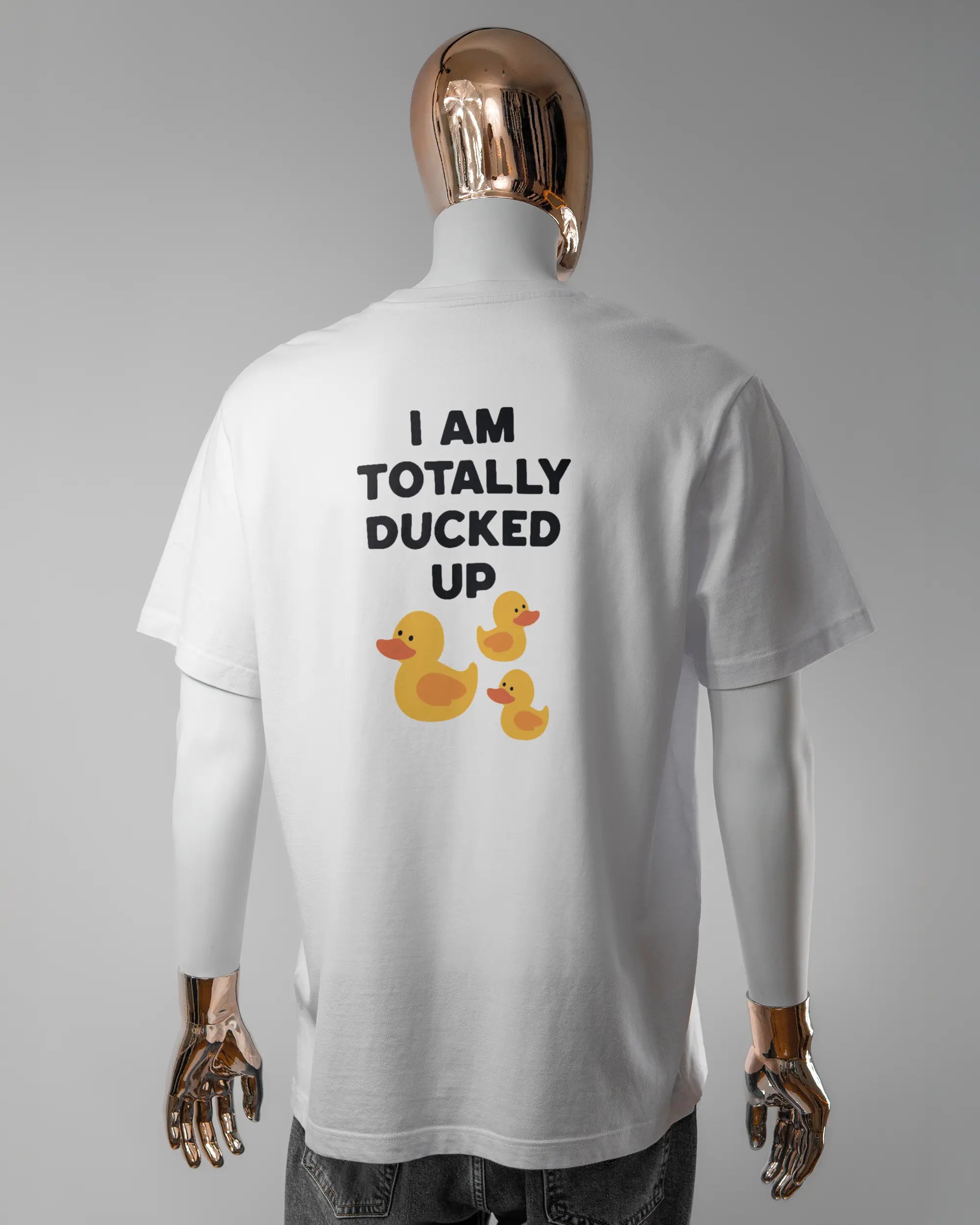 Rückseite des Organic Unisex T-Shirt Relaxed von Maondo mit dem Design Ducked Up in der Farbe White und in der Größe L getragen von einer maskulinen Puppe