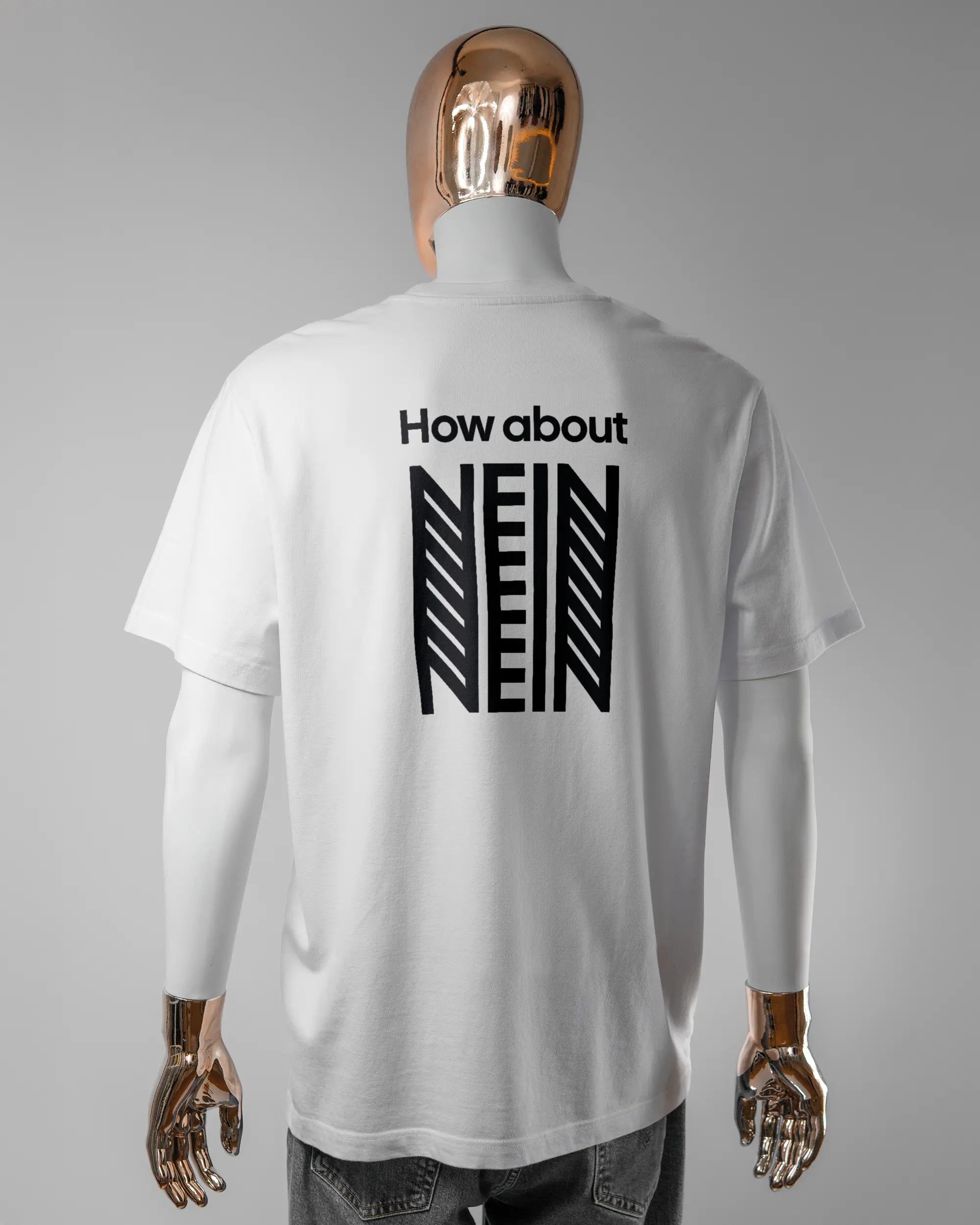 Rückseite des Organic Unisex T-Shirt Relaxed von Maondo mit dem Design How about nein in der Farbe White und in der Größe L getragen von einer maskulinen Puppe