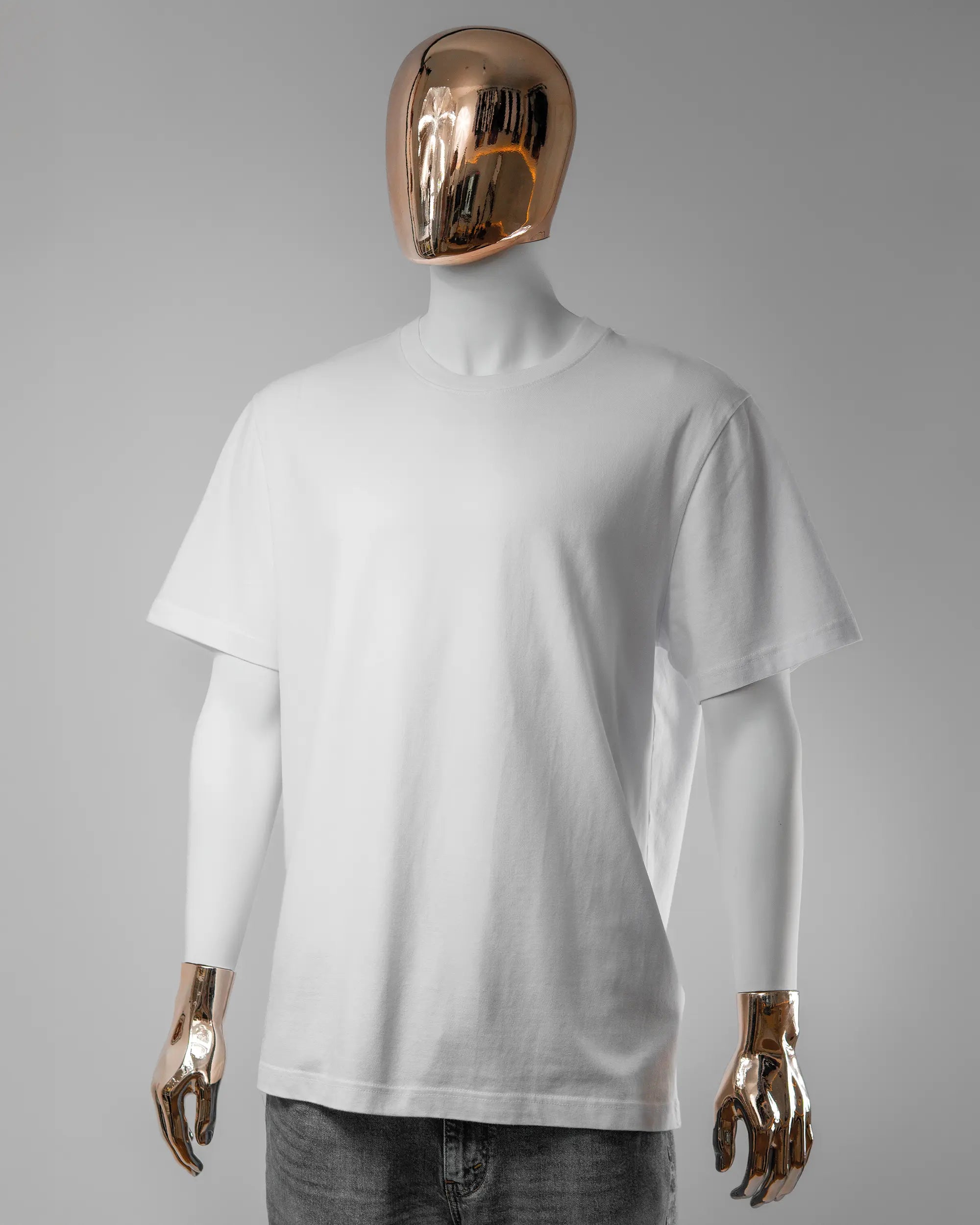 Vorderseite des Organic Unisex T-Shirt Relaxed von Maondo ohne Motiv in der Farbe White und in der Größe L getragen von einer maskulinen Puppe