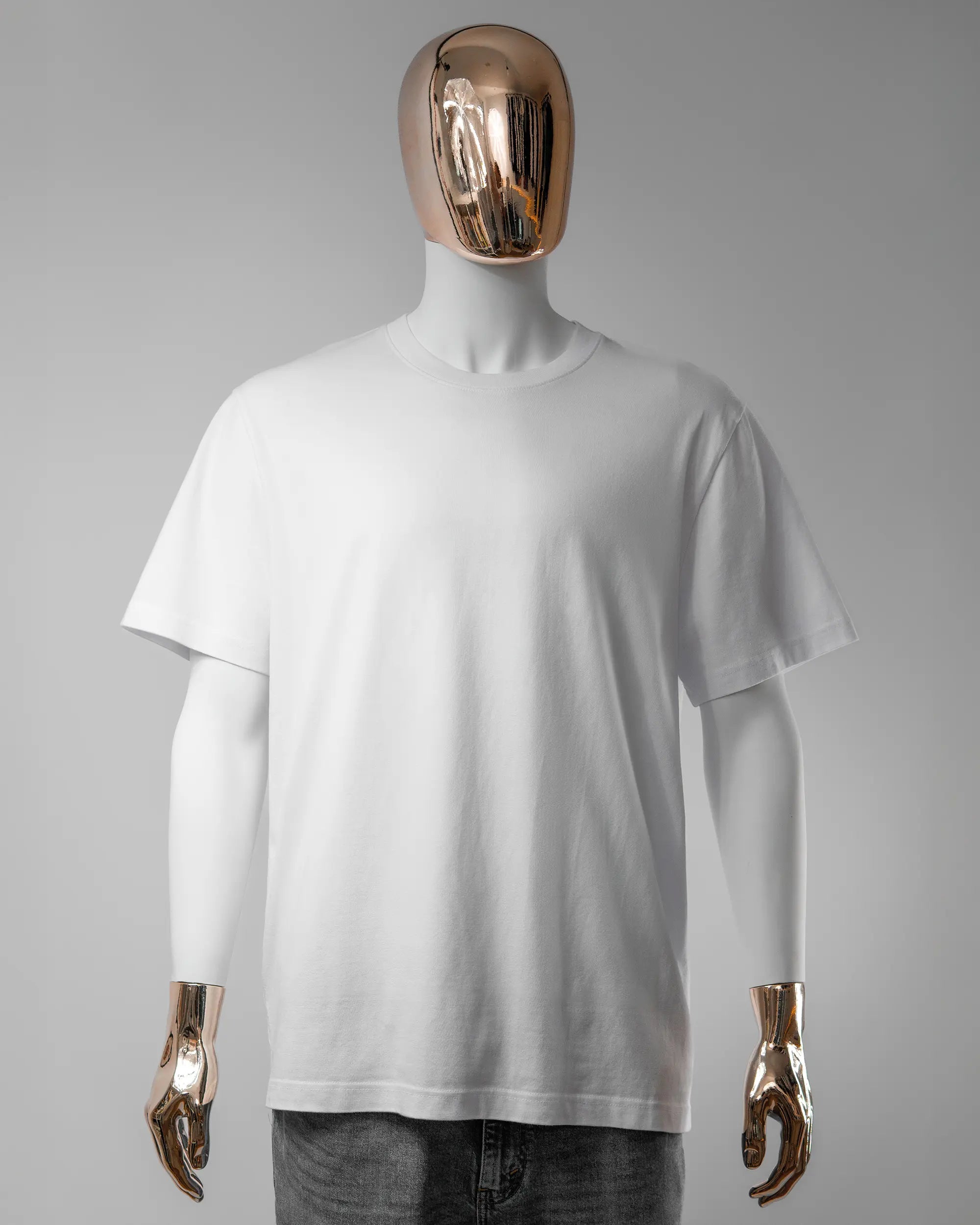 Vorderseite des Organic Unisex T-Shirt Relaxed von Maondo ohne Motiv in der Farbe White und in der Größe L getragen von einer maskulinen Puppe