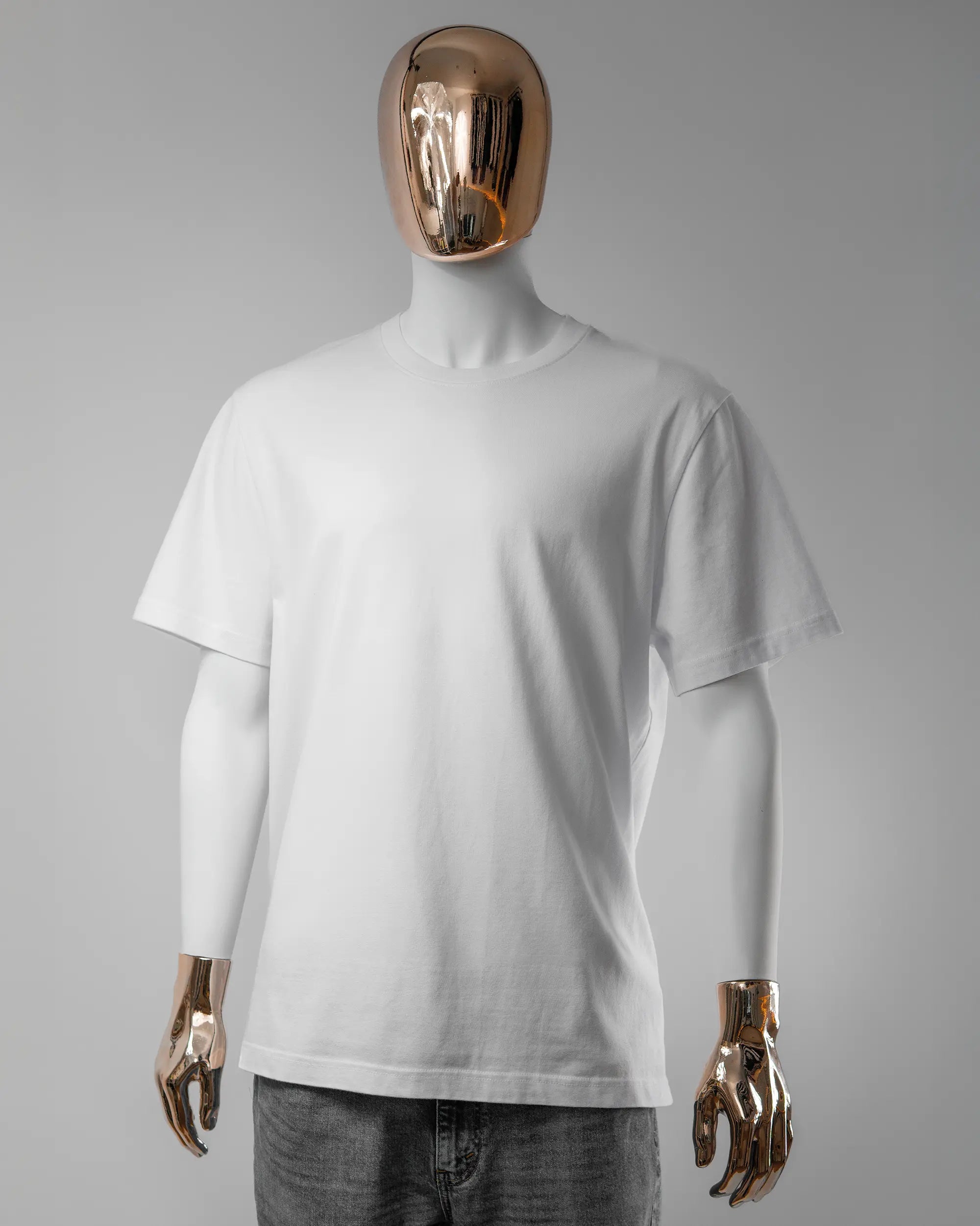 Vorderseite des Organic Unisex T-Shirt Relaxed von Maondo ohne Motiv in der Farbe White und in der Größe L getragen von einer maskulinen Puppe