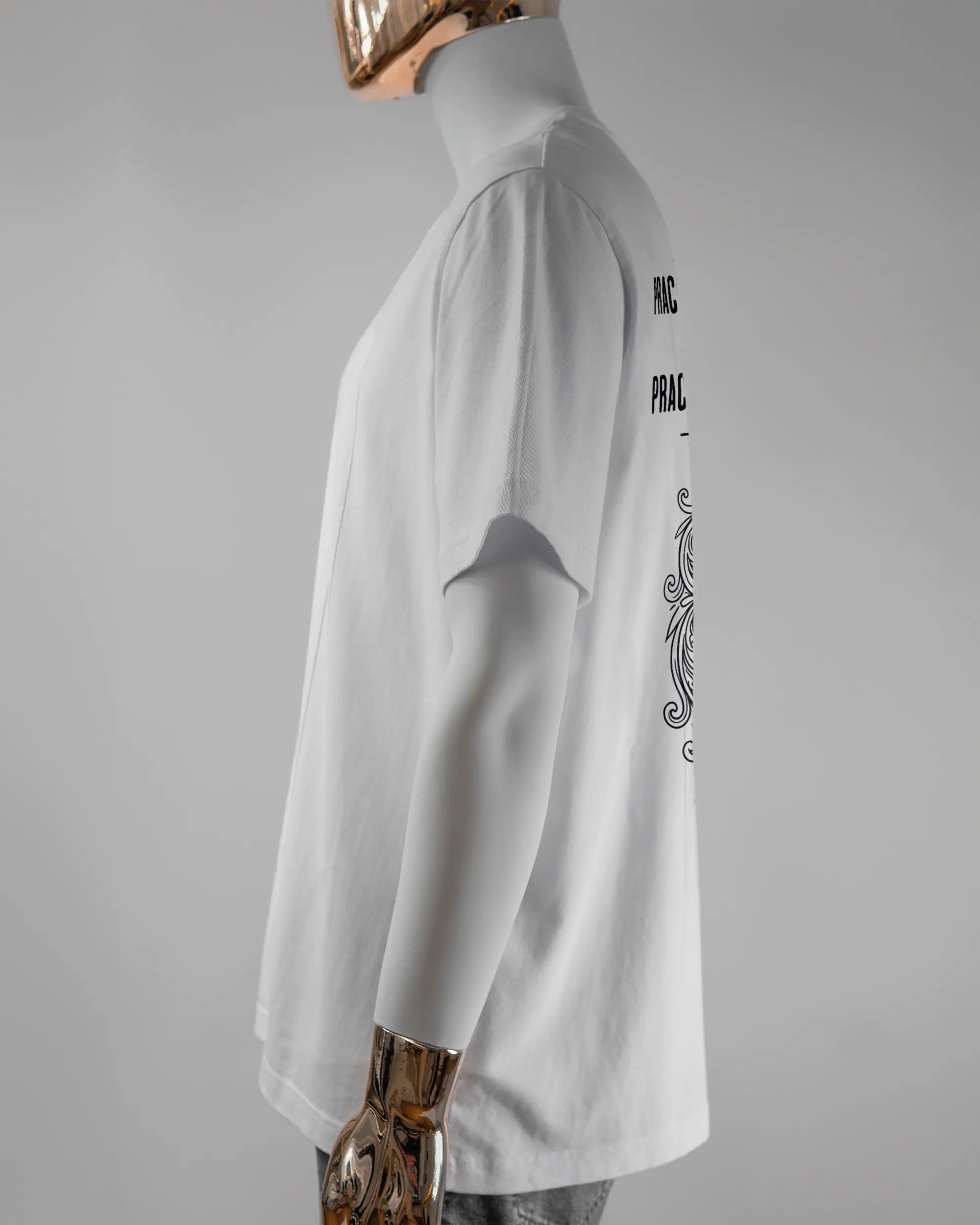Seitenansicht des Organic Unisex T-Shirt Relaxed von Maondo mit dem Design Trachtentanz hinten in der Farbe White und in der Größe L getragen von einer maskulinen Puppe