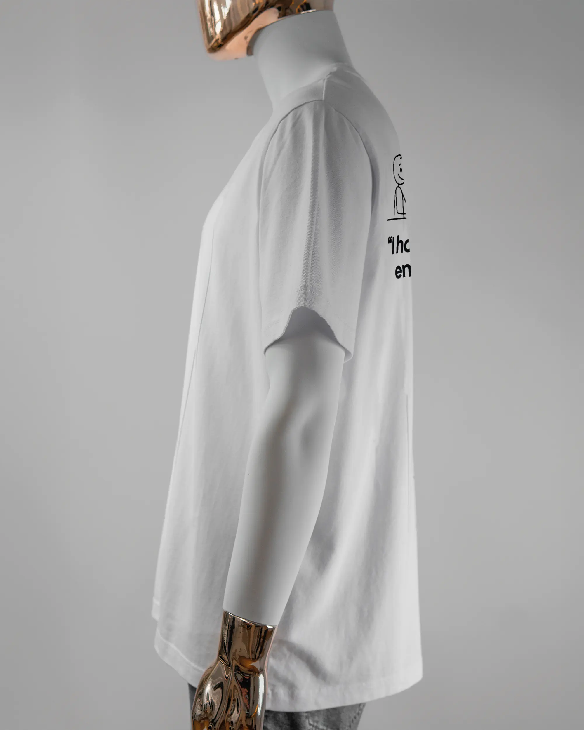 Seitenansicht des Organic Unisex T-Shirt Relaxed von Maondo mit dem Design Found me not well hinten in der Farbe White und in der Größe L getragen von einer maskulinen Puppe