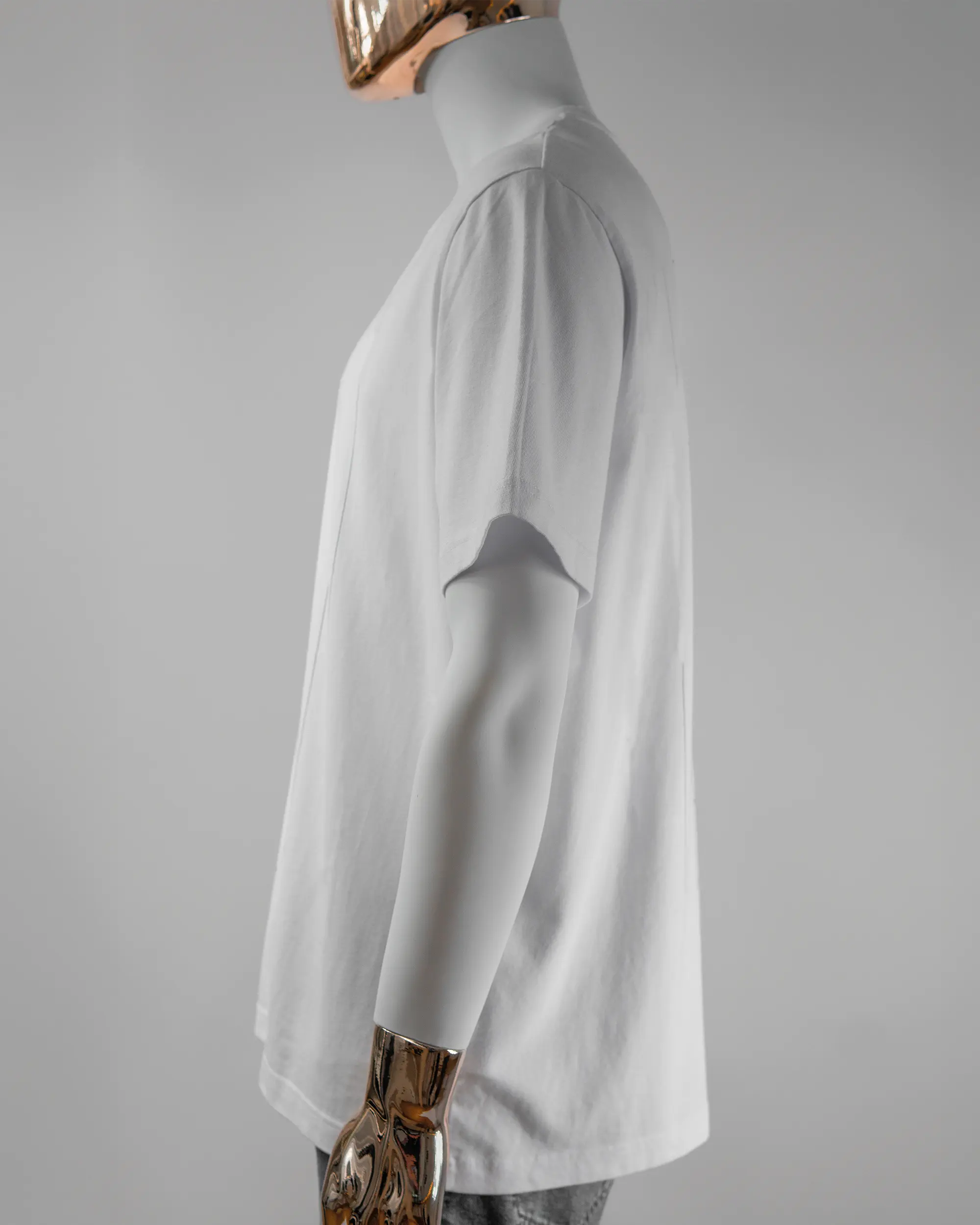 Seitenansicht des Organic Unisex T-Shirt Relaxed von Maondo mit dem Design I give a duck hinten in der Farbe White und in der Größe L getragen von einer maskulinen Puppe