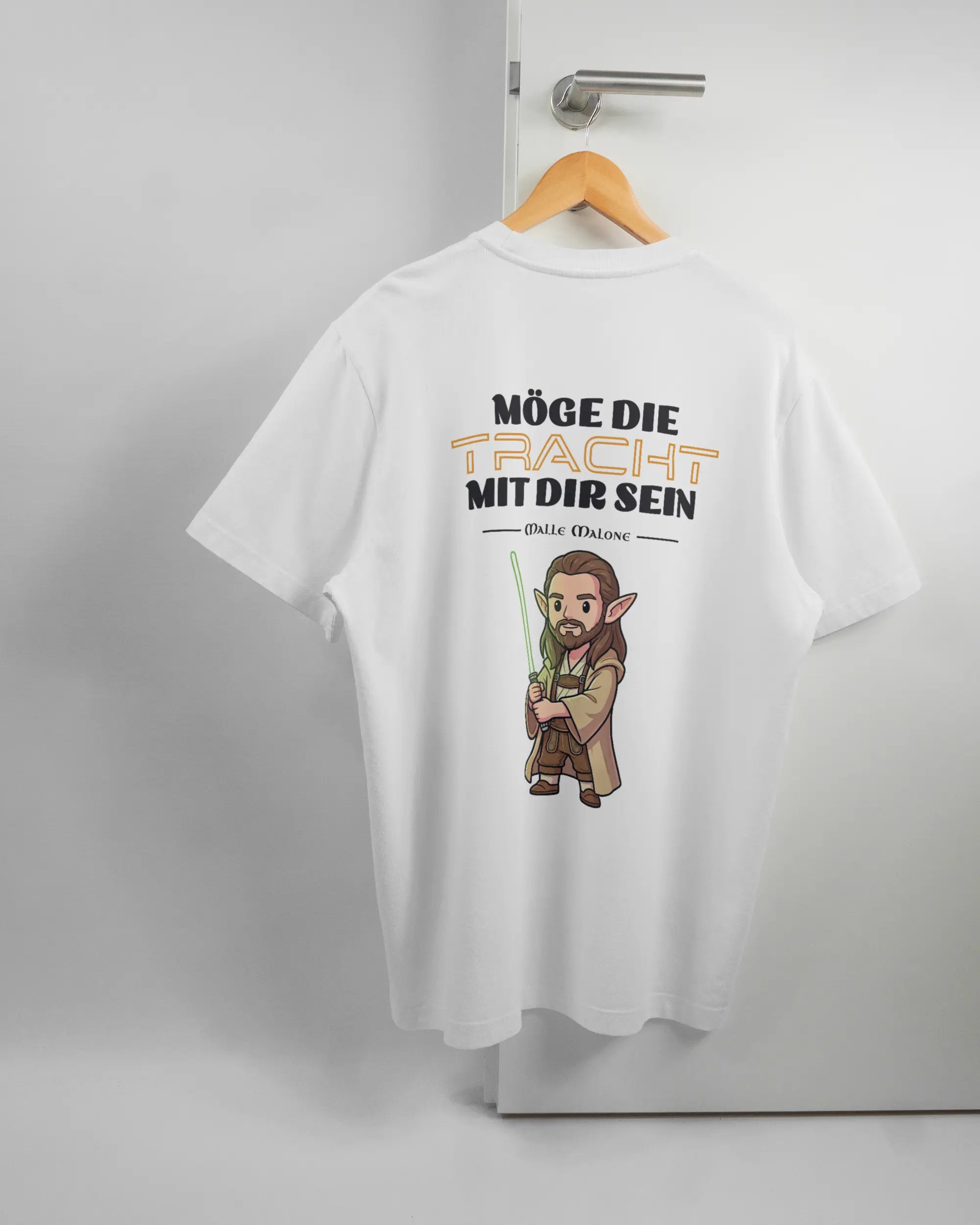 Rückseite des Organic Unisex T-Shirt Relaxed von Maondo mit dem Design Tracht mit dir in der Farbe White und in der Größe L auf einem Bügel an der Türklinke aufgehängt