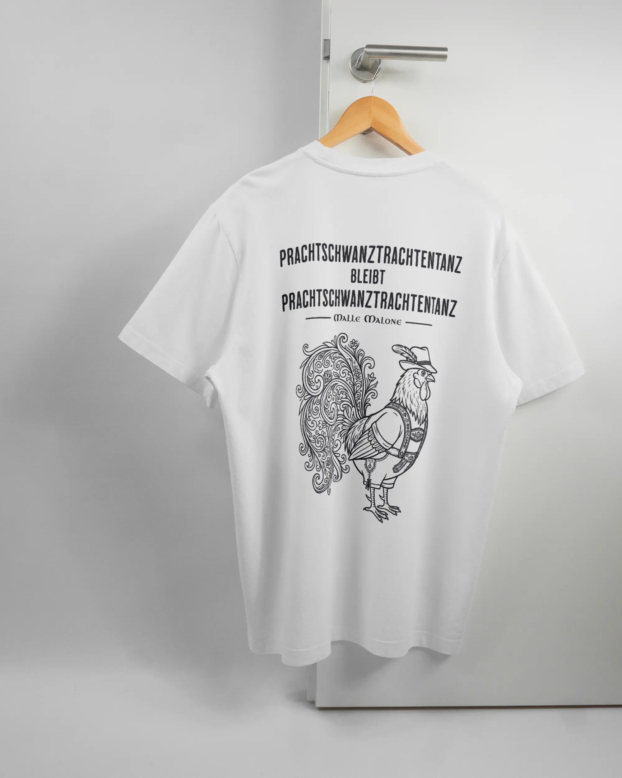 Rückseite des Organic Unisex T-Shirt Relaxed von Maondo mit dem Design Trachtentanz in der Farbe White und in der Größe L auf einem Bügel an der Türklinke aufgehängt