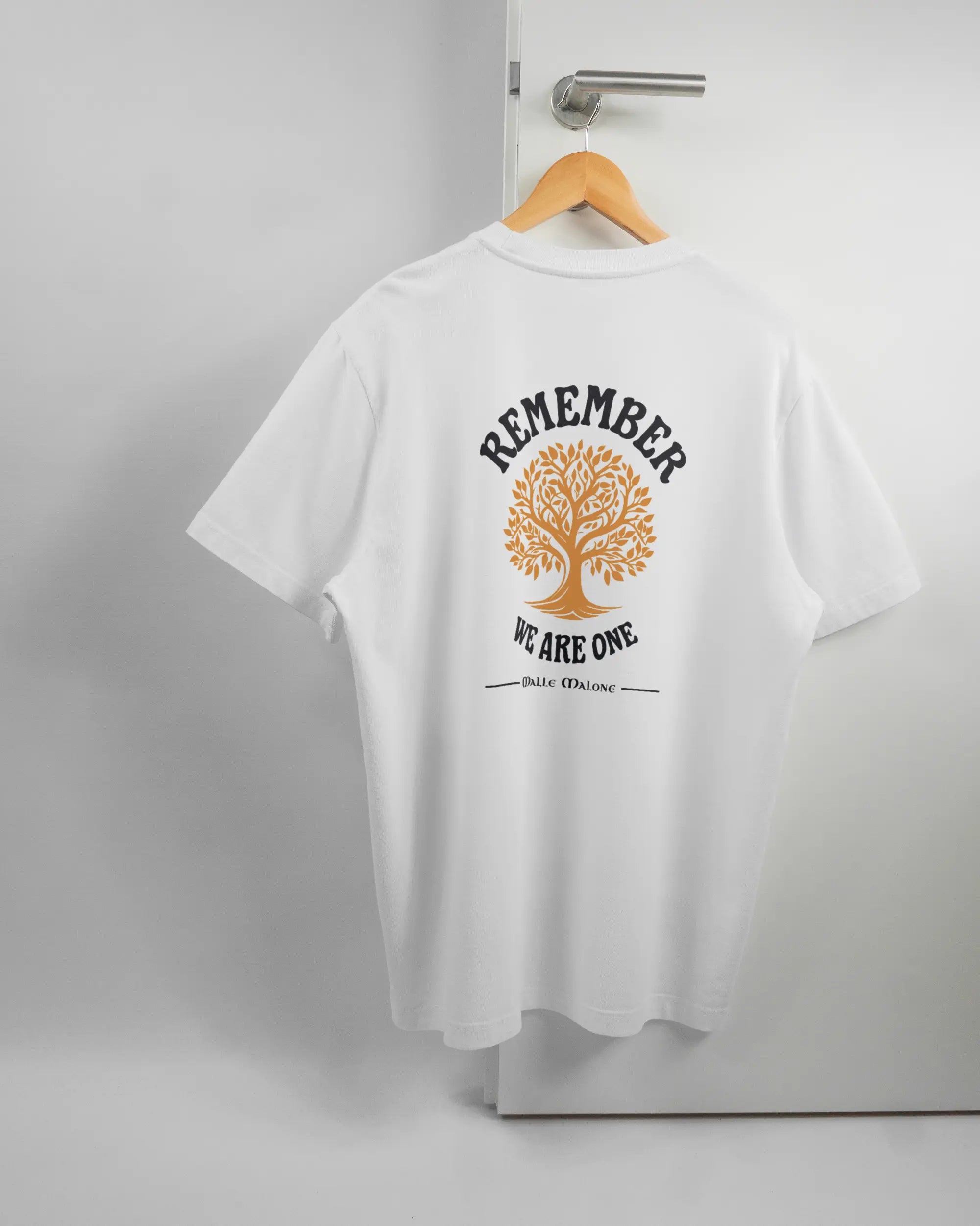 Rückseite des Organic Unisex T-Shirt Relaxed von Maondo mit dem Design We are one in der Farbe White und in der Größe L auf einem Bügel an der Türklinke aufgehängt