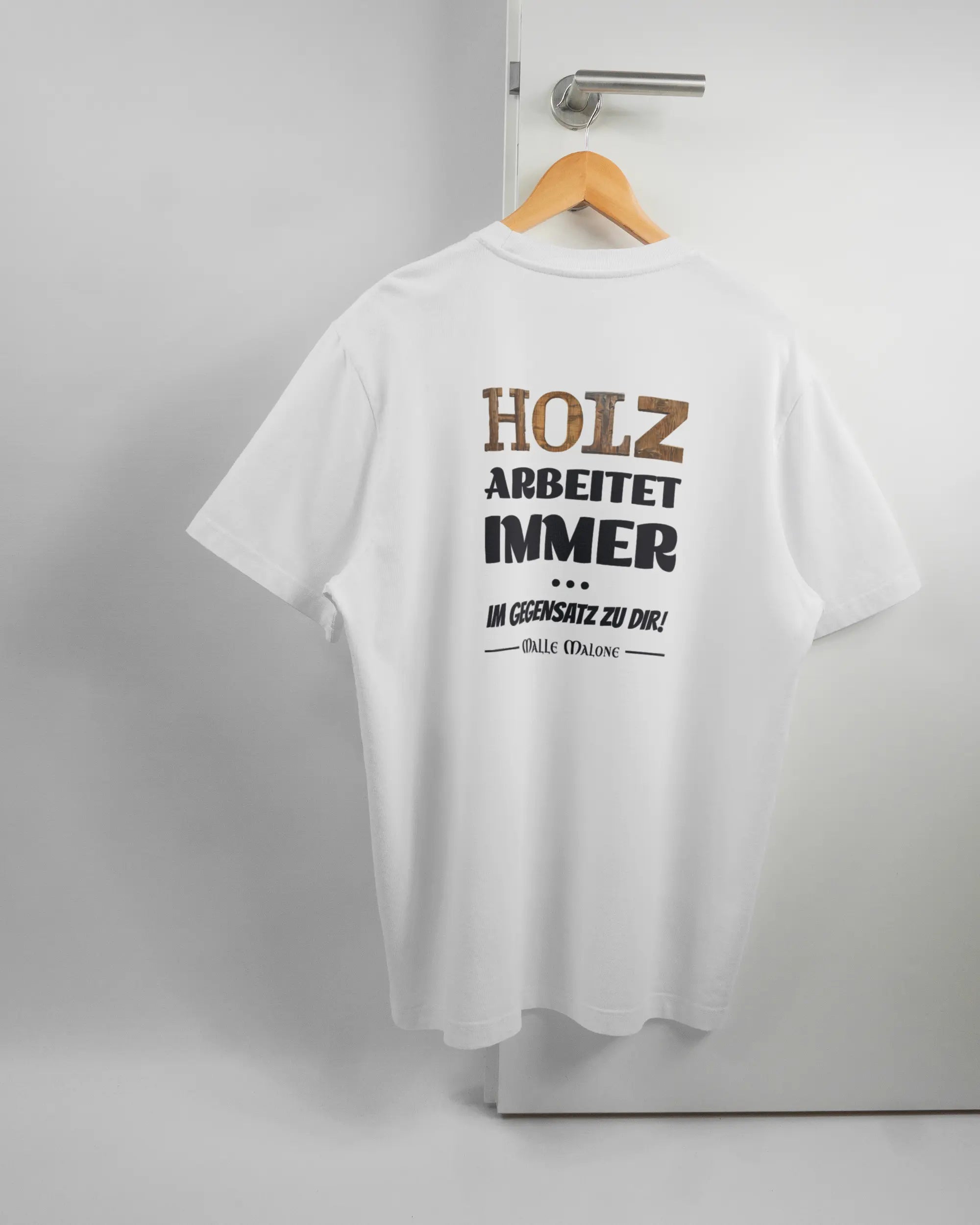 Rückseite des Organic Unisex T-Shirt Relaxed von Maondo mit dem Design Holzarbeit in der Farbe White und in der Größe L auf einem Bügel an der Türklinke aufgehängt