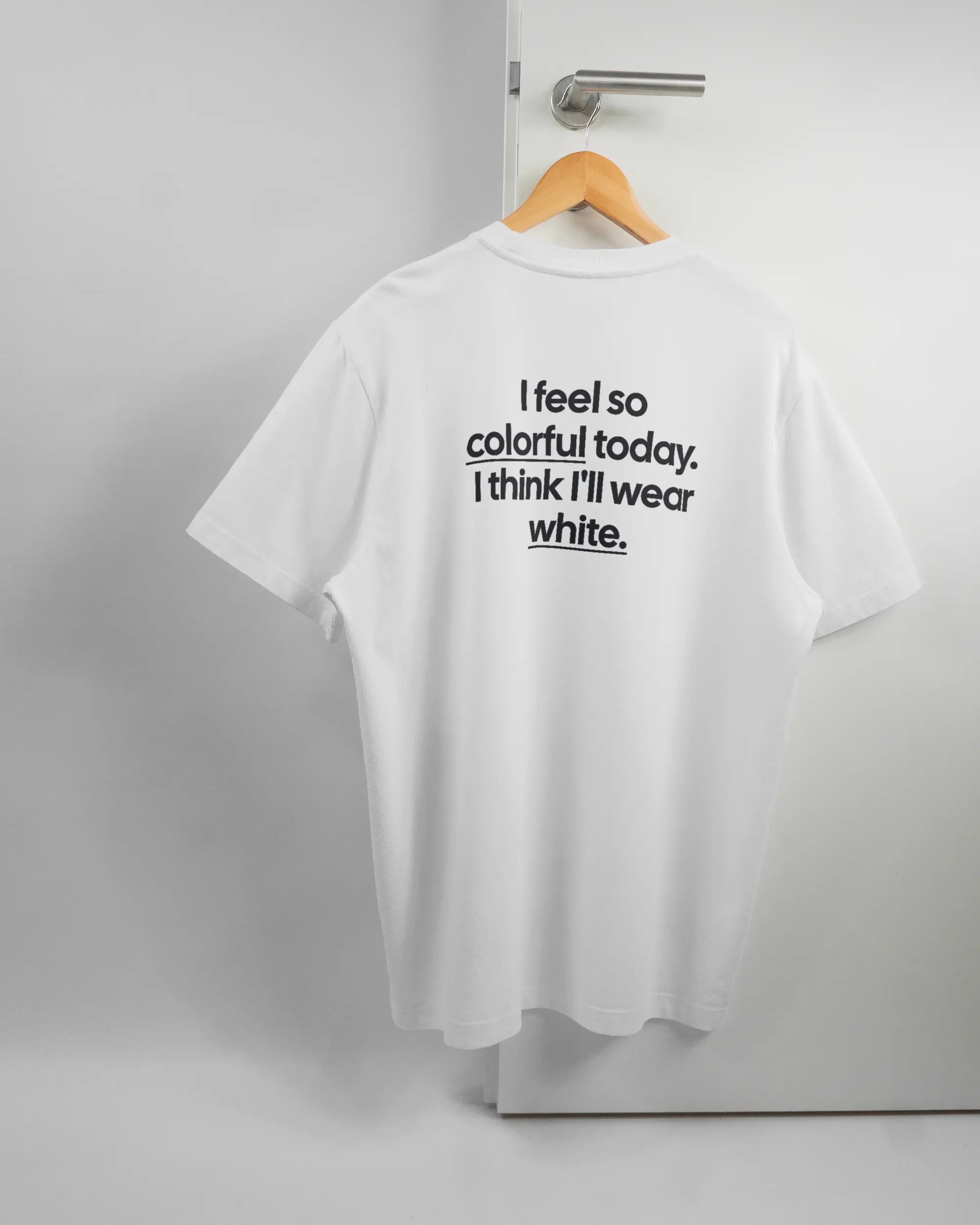 Rückseite des Organic Unisex T-Shirt Relaxed von Maondo mit dem Design Colorful Day in der Farbe White und in der Größe L auf einem Bügel an der Türklinke aufgehängt