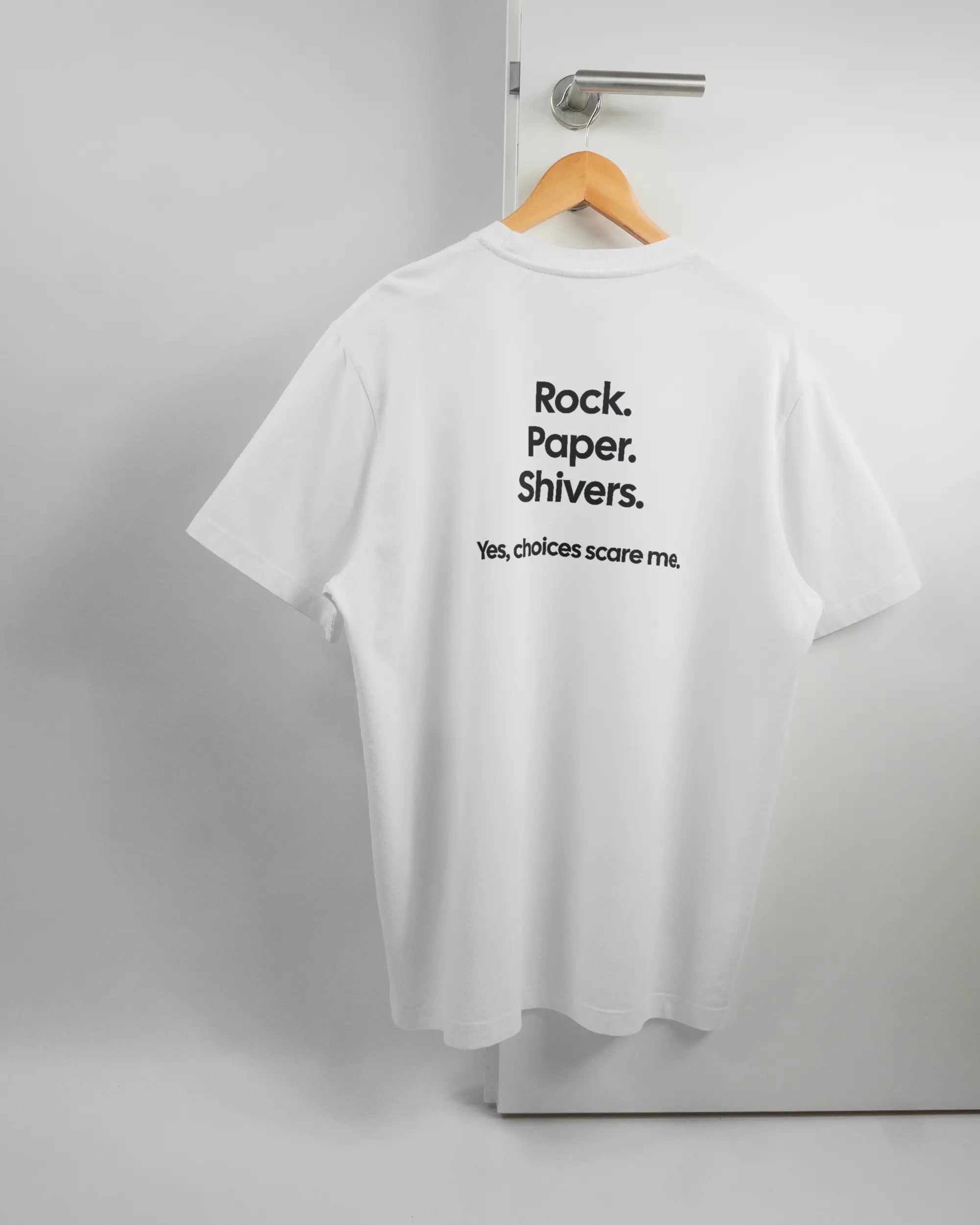 Rückseite des Organic Unisex T-Shirt Relaxed von Maondo mit dem Design Rock Paper Shivers in der Farbe White und in der Größe L auf einem Bügel an der Türklinke aufgehängt