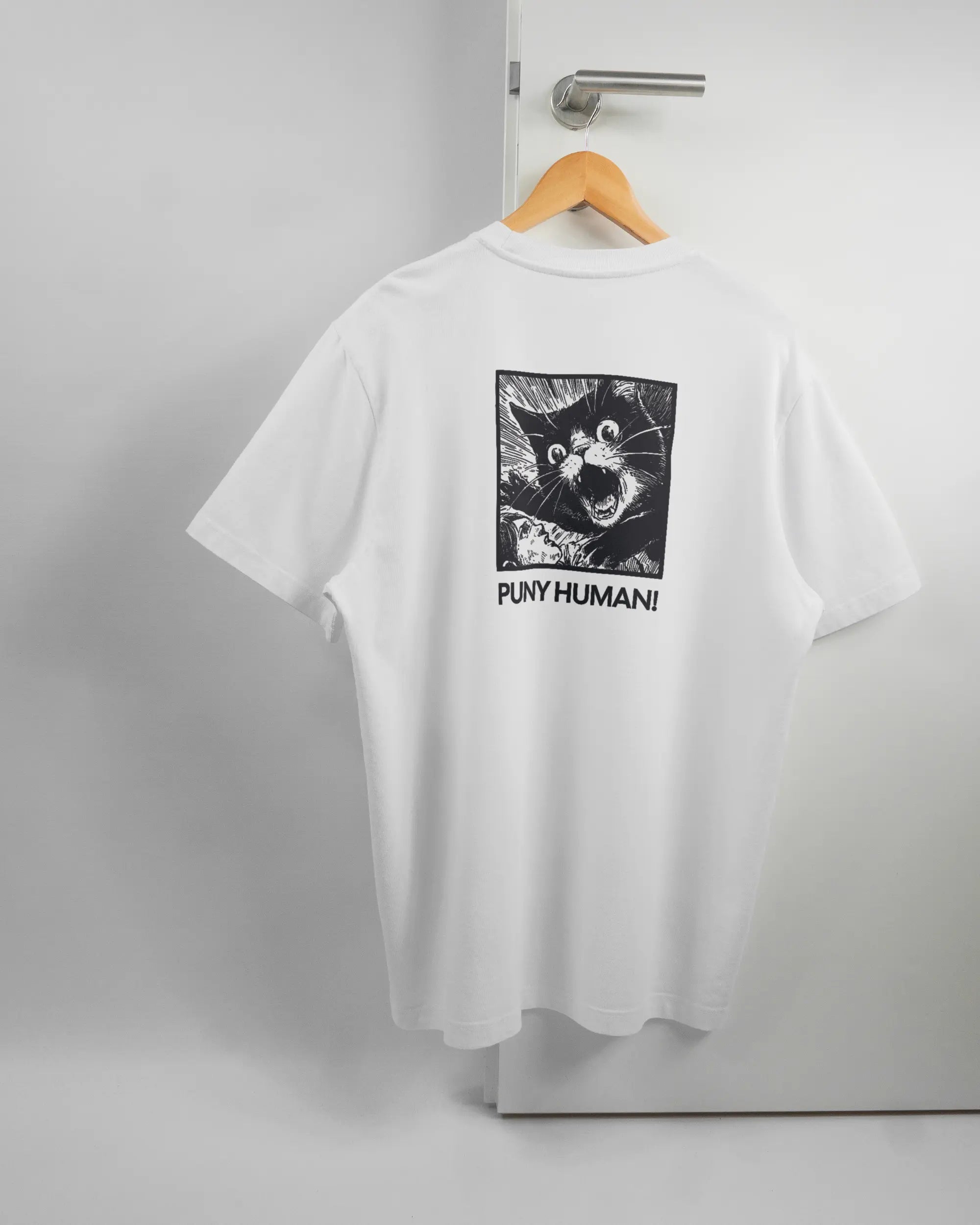 Rückseite des Organic Unisex T-Shirt Relaxed von Maondo mit dem Design Puny Human in der Farbe White und in der Größe L auf einem Bügel an der Türklinke aufgehängt