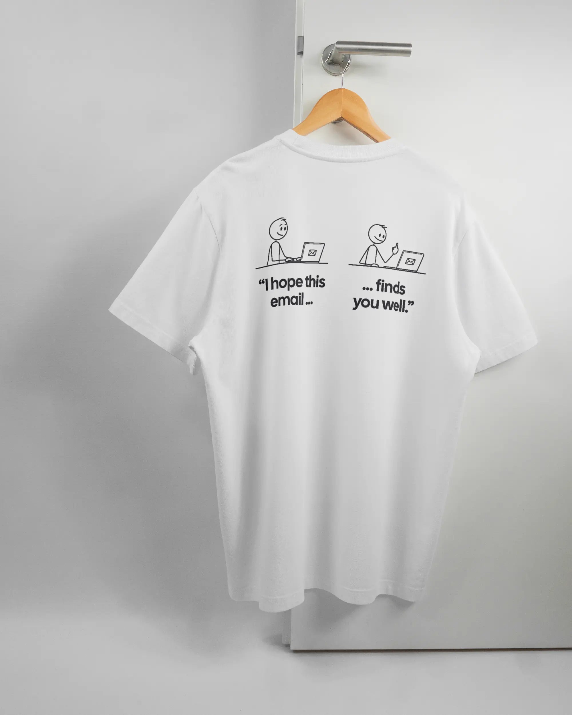 Rückseite des Organic Unisex T-Shirt Relaxed von Maondo mit dem Design Found me not well in der Farbe White und in der Größe L auf einem Bügel an der Türklinke aufgehängt