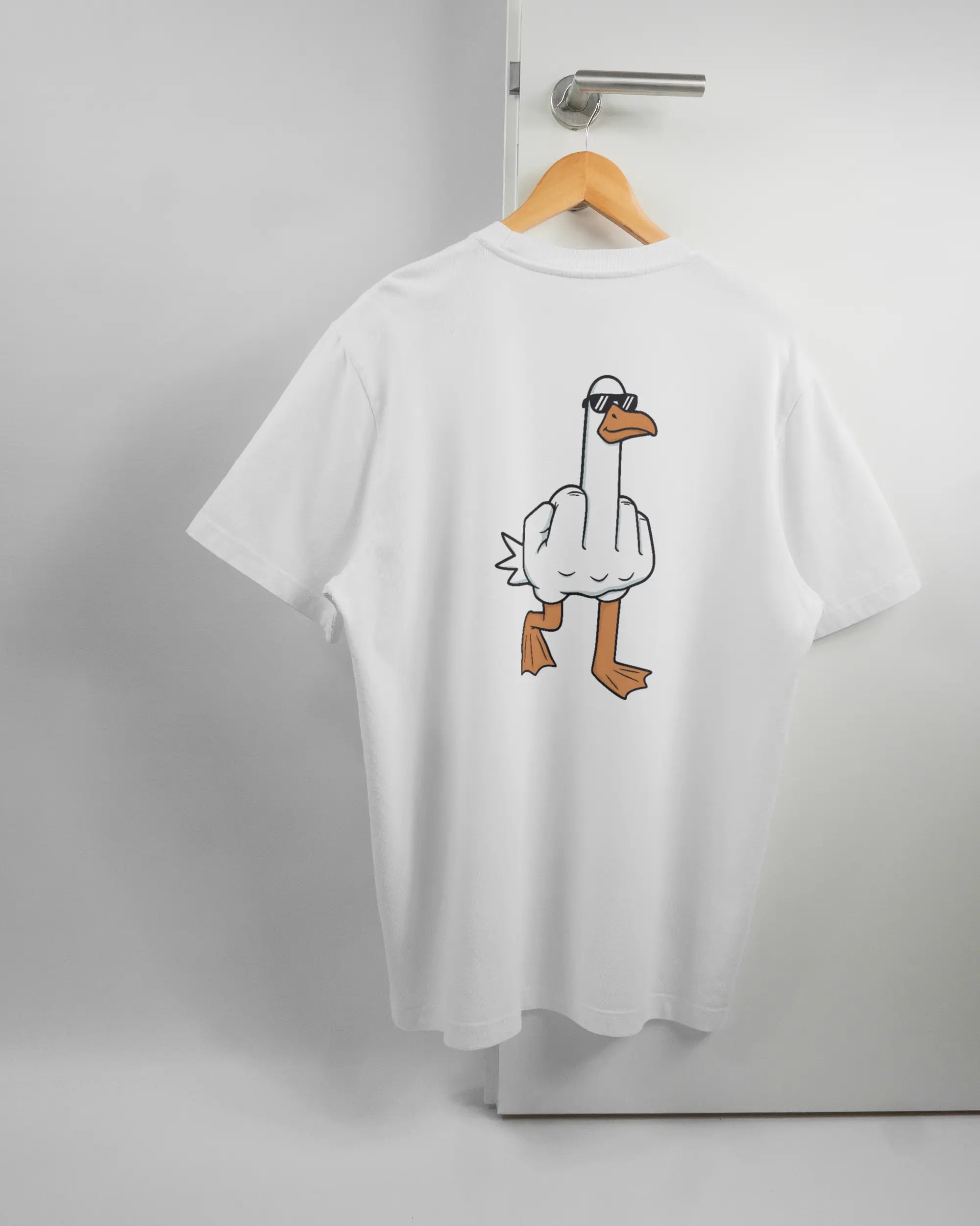 Rückseite des Organic Unisex T-Shirt Relaxed von Maondo mit dem Design I give a duck in der Farbe White und in der Größe L auf einem Bügel an der Türklinke aufgehängt