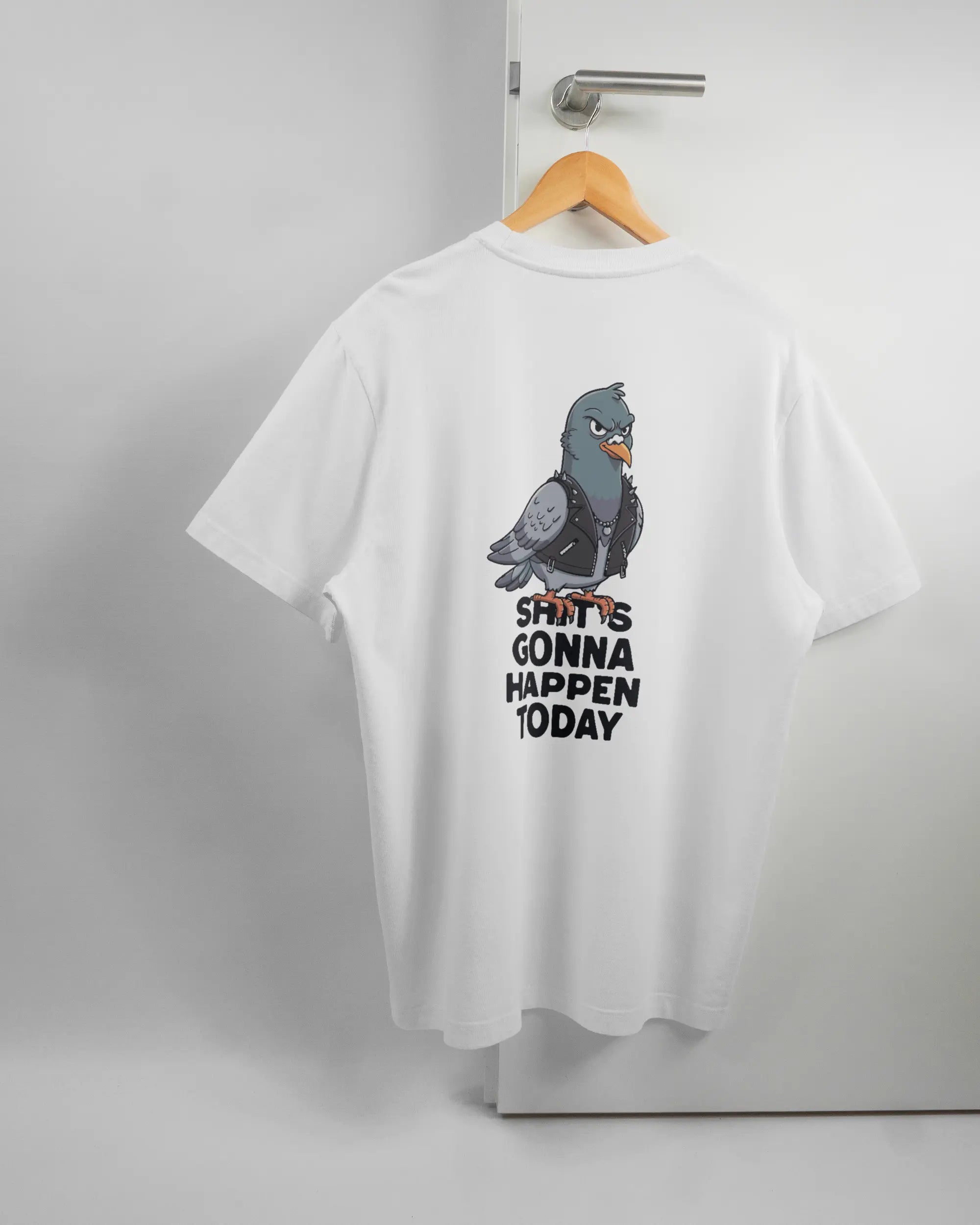 Rückseite des Organic Unisex T-Shirt Relaxed von Maondo mit dem Design Pigeon Pun in der Farbe White und in der Größe L auf einem Bügel an der Türklinke aufgehängt