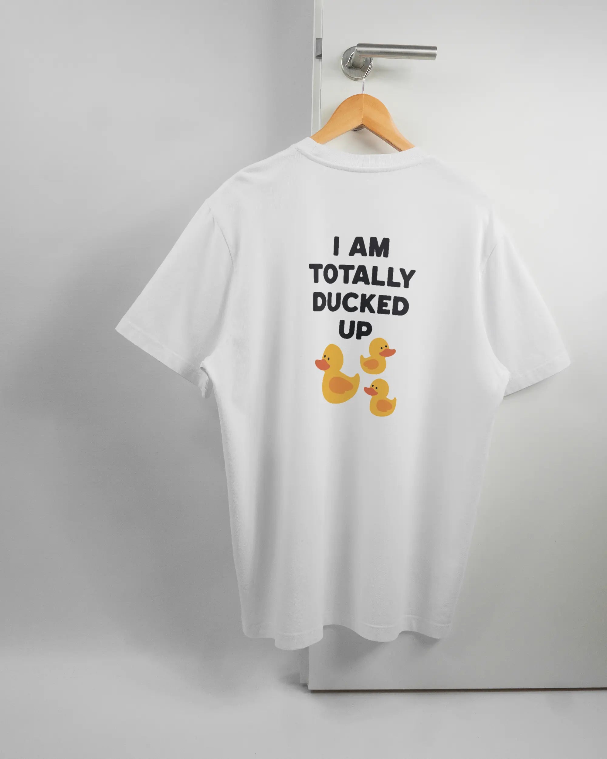 Rückseite des Organic Unisex T-Shirt Relaxed von Maondo mit dem Design Ducked Up in der Farbe White und in der Größe L auf einem Bügel an der Türklinke aufgehängt
