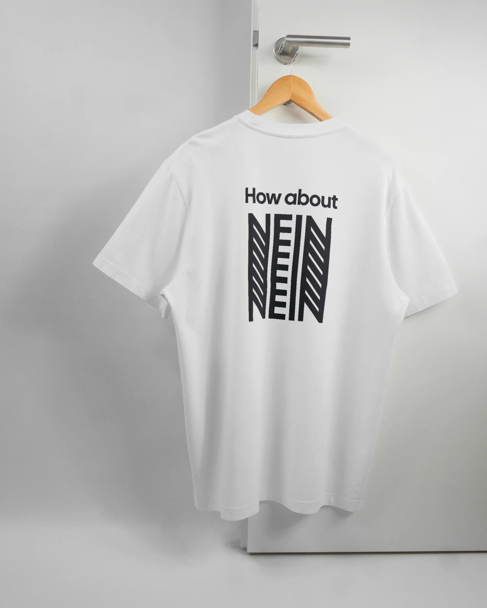 Rückseite des Organic Unisex T-Shirt Relaxed von Maondo mit dem Design How about nein in der Farbe White und in der Größe L auf einem Bügel an der Türklinke aufgehängt