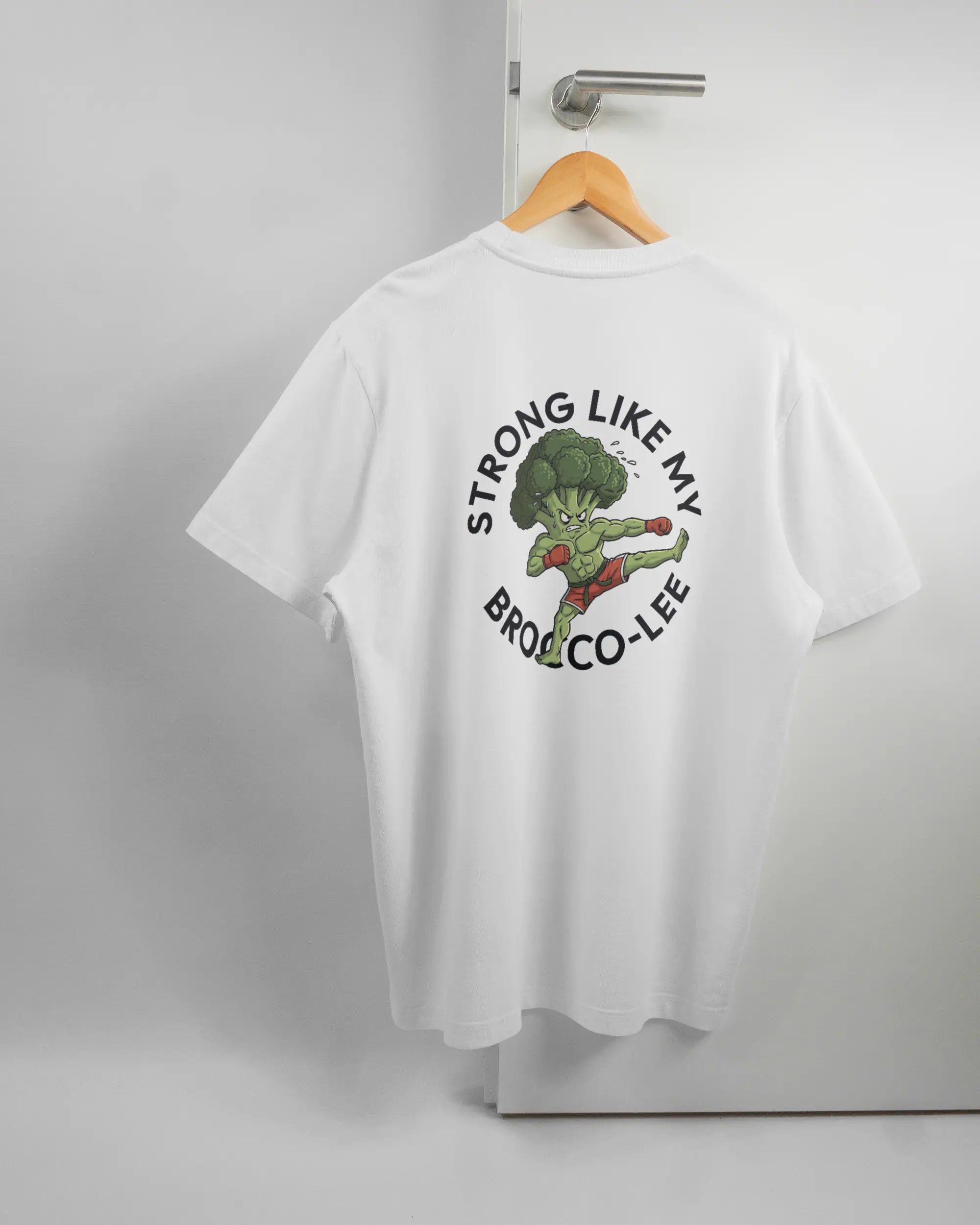 Rückseite des Organic Unisex T-Shirt Relaxed von Maondo mit dem Design Brocco-Lee in der Farbe White und in der Größe L auf einem Bügel an der Türklinke aufgehängt