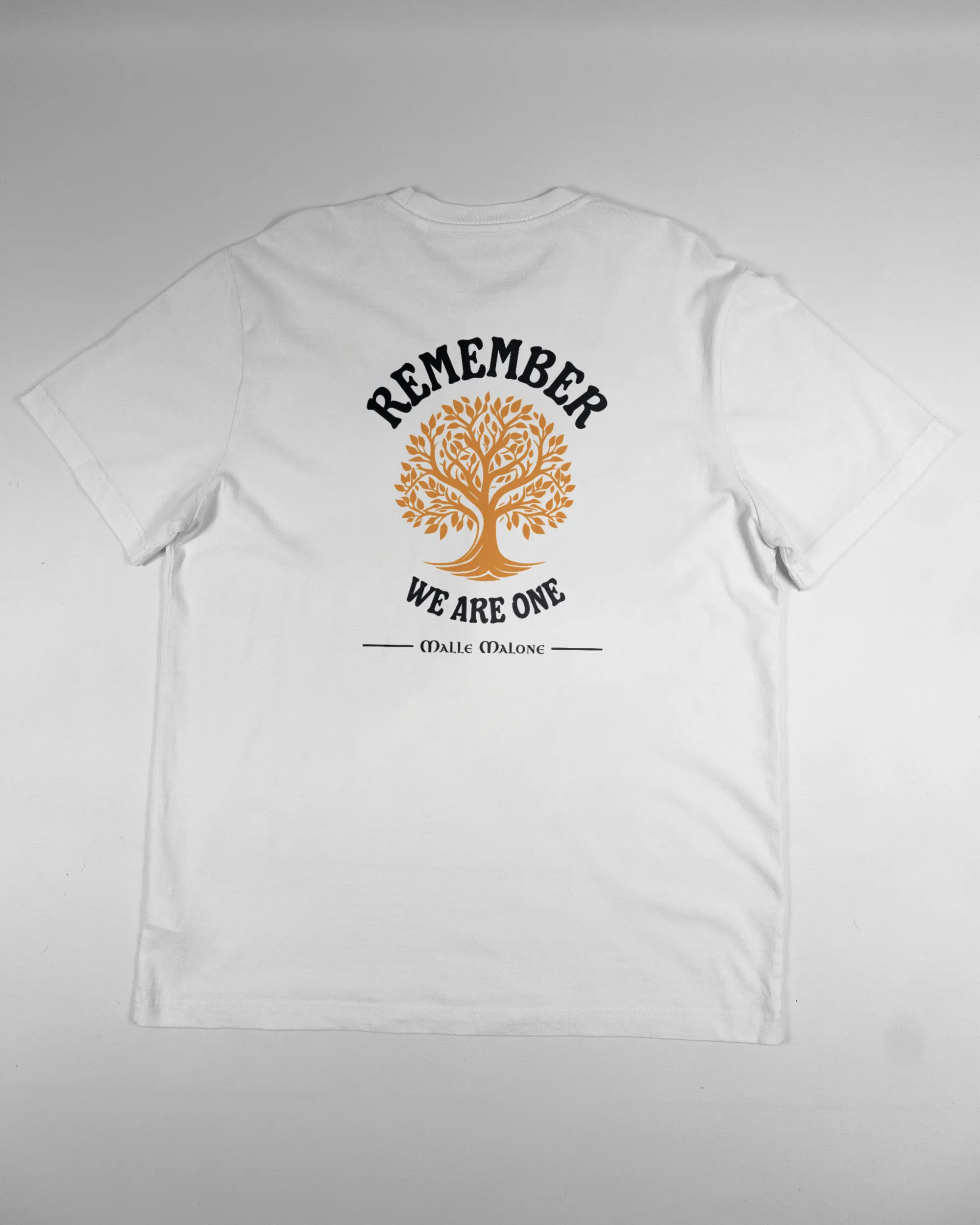 Rückseite des Organic Unisex T-Shirt Relaxed von Maondo mit dem Design We are one in der Farbe White und in der Größe L flach auf den Boden gelegt