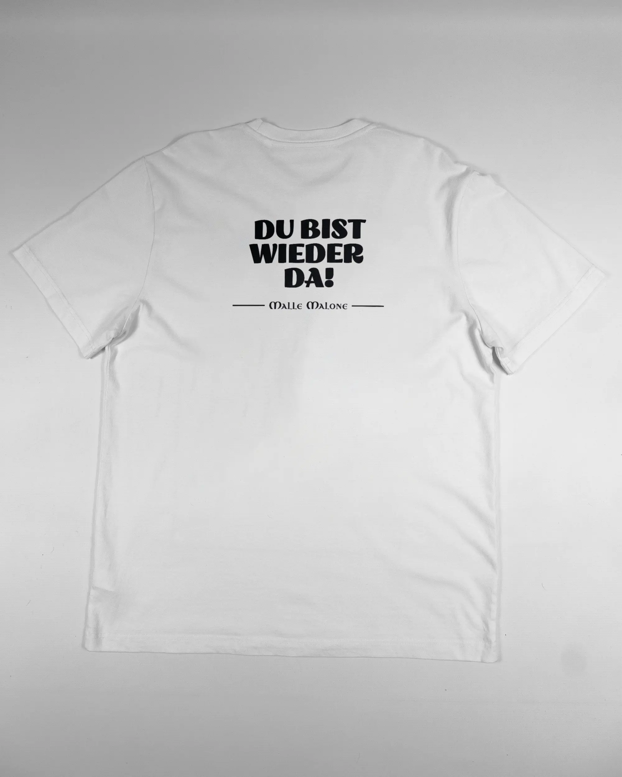 Rückseite des Organic Unisex T-Shirt Relaxed von Maondo mit dem Design Wieder da in der Farbe White und in der Größe L flach auf den Boden gelegt