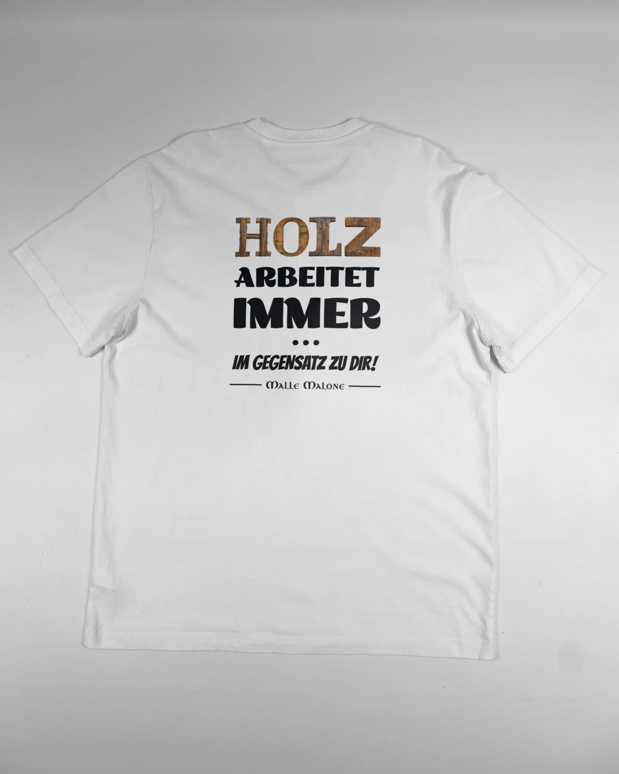 Rückseite des Organic Unisex T-Shirt Relaxed von Maondo mit dem Design Holzarbeit in der Farbe White und in der Größe L flach auf den Boden gelegt