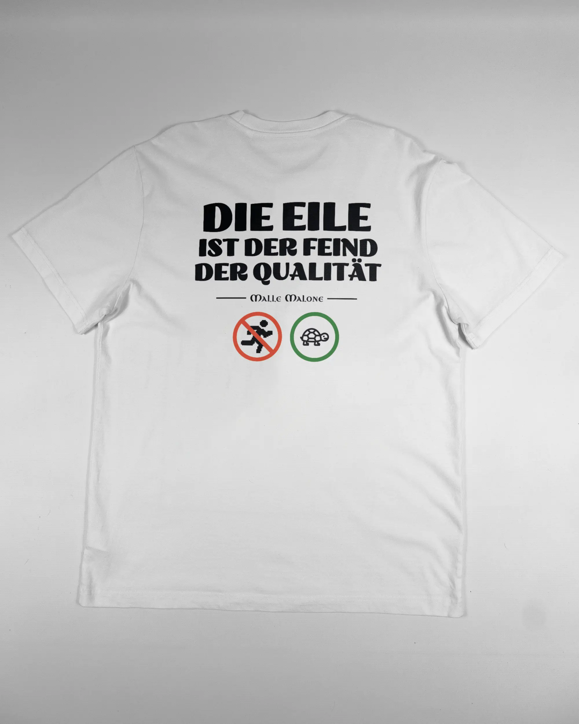Rückseite des Organic Unisex T-Shirt Relaxed von Maondo mit dem Design Keine Eile in der Farbe White und in der Größe L flach auf den Boden gelegt