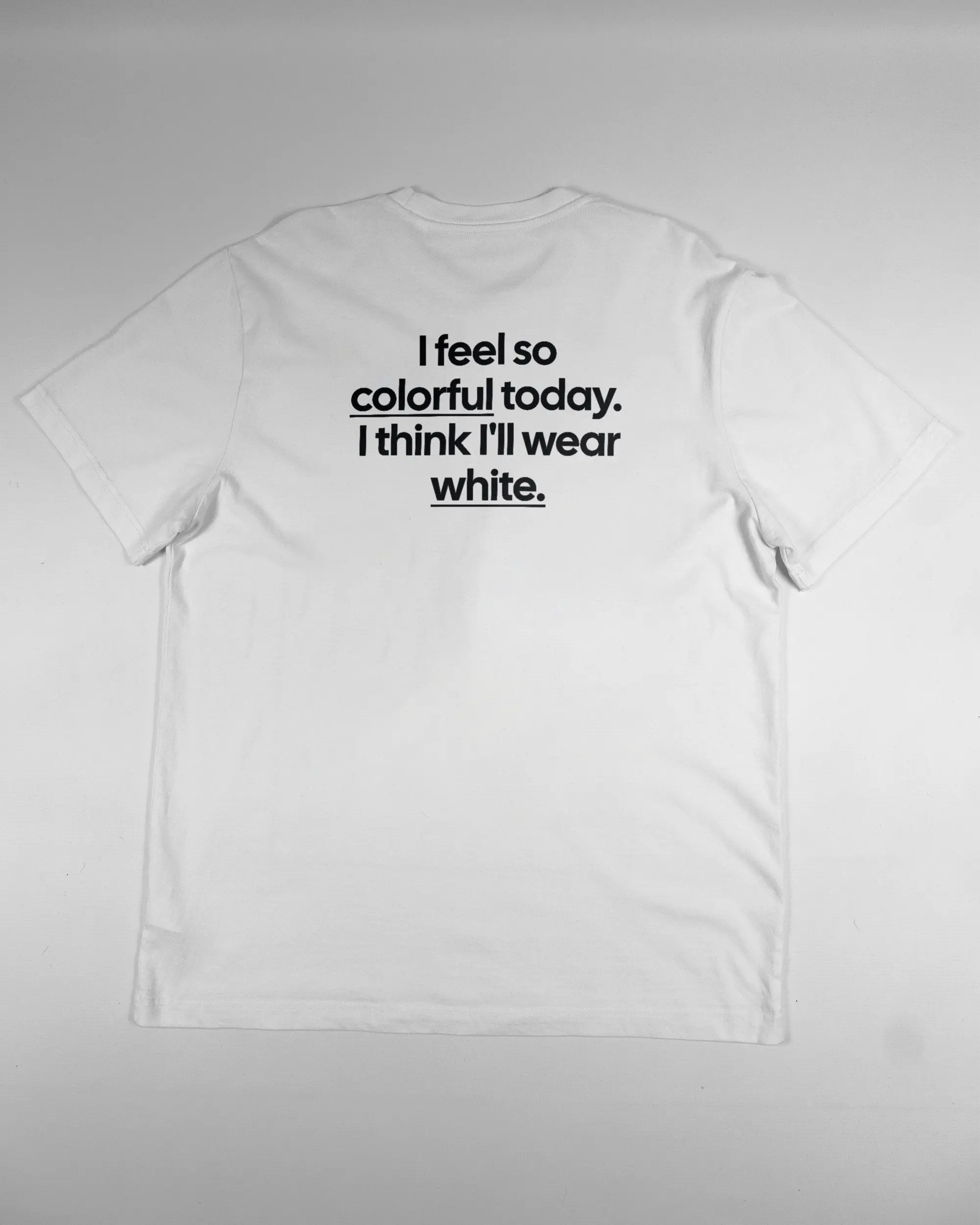 Rückseite des Organic Unisex T-Shirt Relaxed von Maondo mit dem Design Colorful Day in der Farbe White und in der Größe L flach auf den Boden gelegt