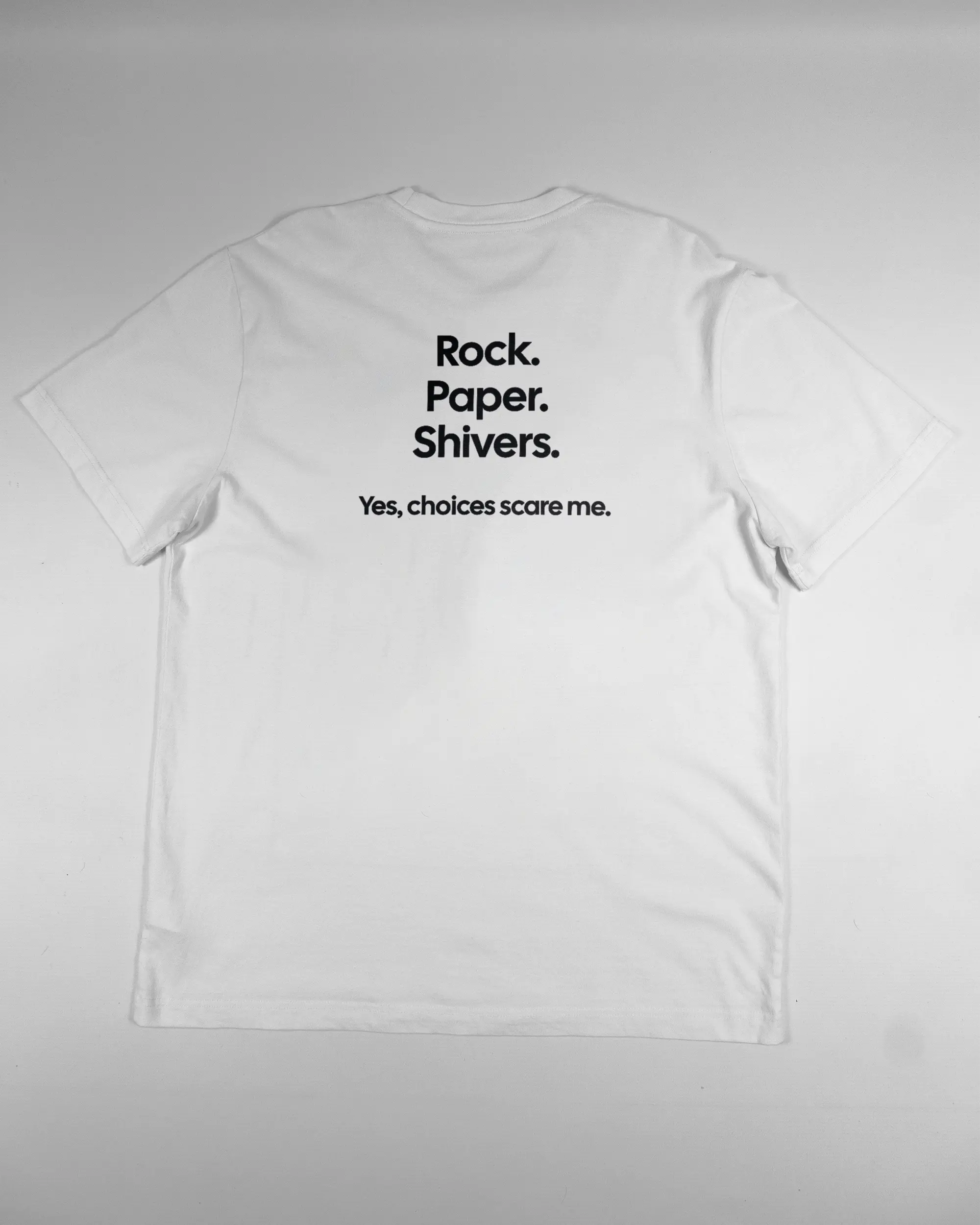 Rückseite des Organic Unisex T-Shirt Relaxed von Maondo mit dem Design Rock Paper Shivers in der Farbe White und in der Größe L flach auf den Boden gelegt