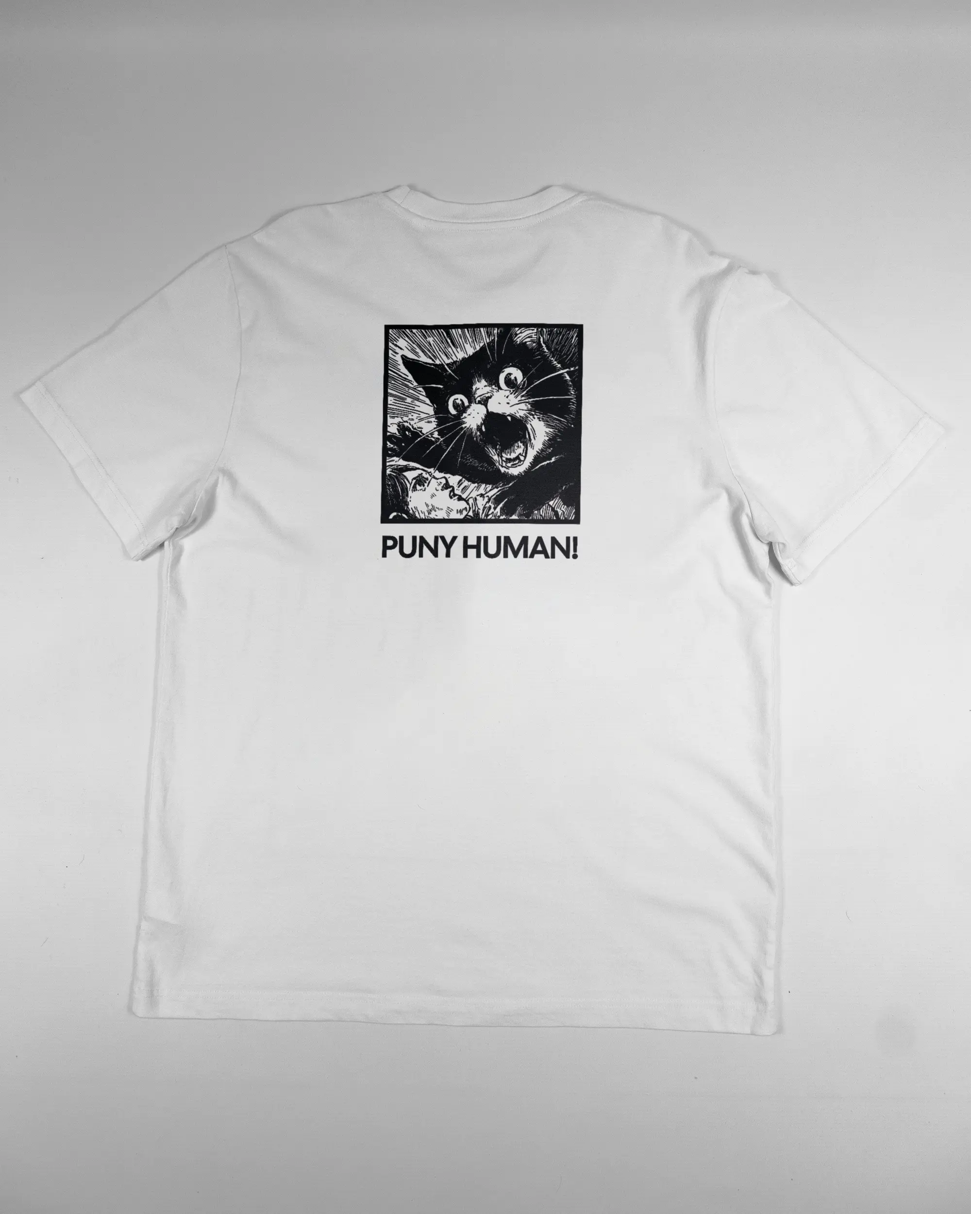 Rückseite des Organic Unisex T-Shirt Relaxed von Maondo mit dem Design Puny Human in der Farbe White und in der Größe L flach auf den Boden gelegt