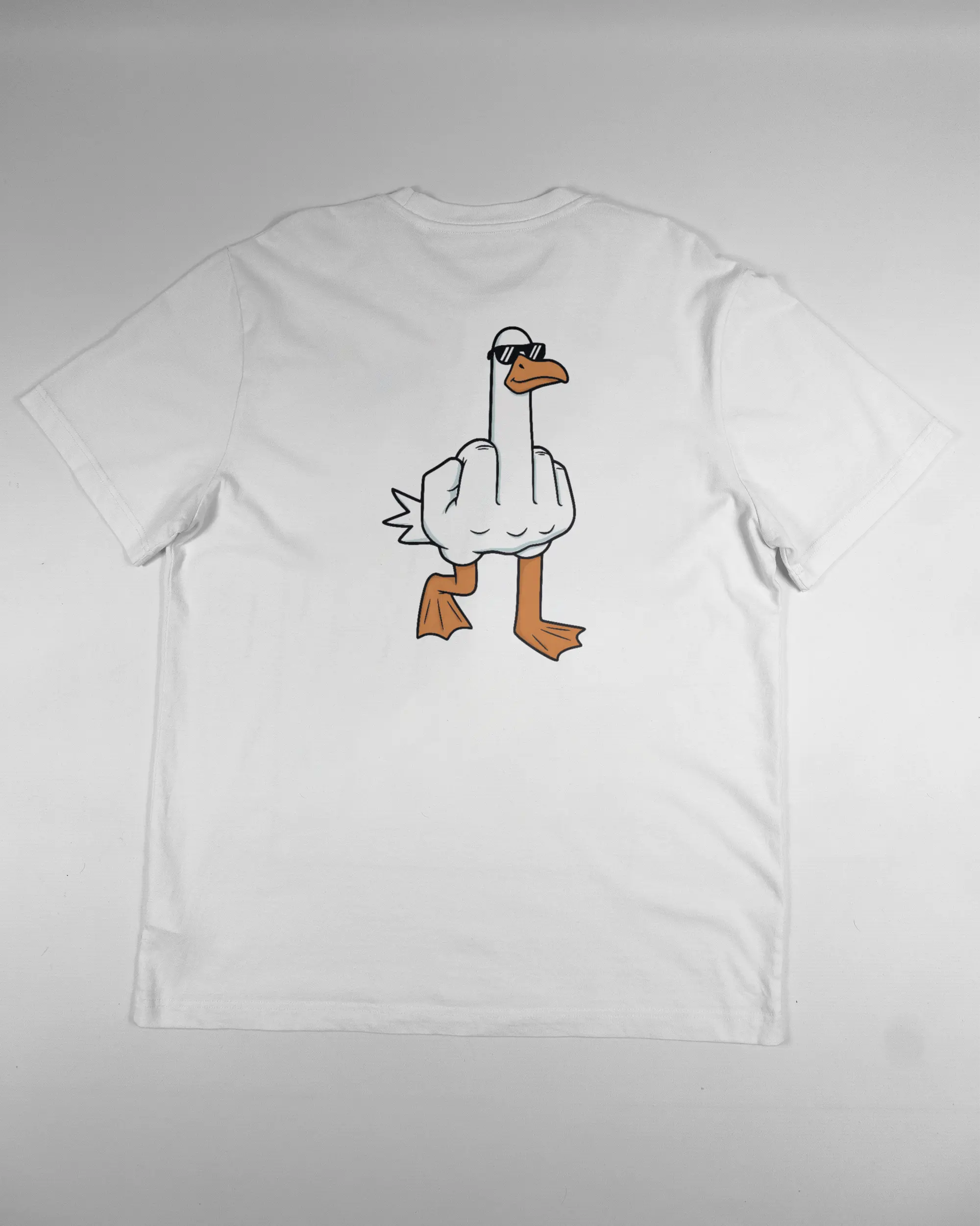 Rückseite des Organic Unisex T-Shirt Relaxed von Maondo mit dem Design I give a duck in der Farbe White und in der Größe L flach auf den Boden gelegt