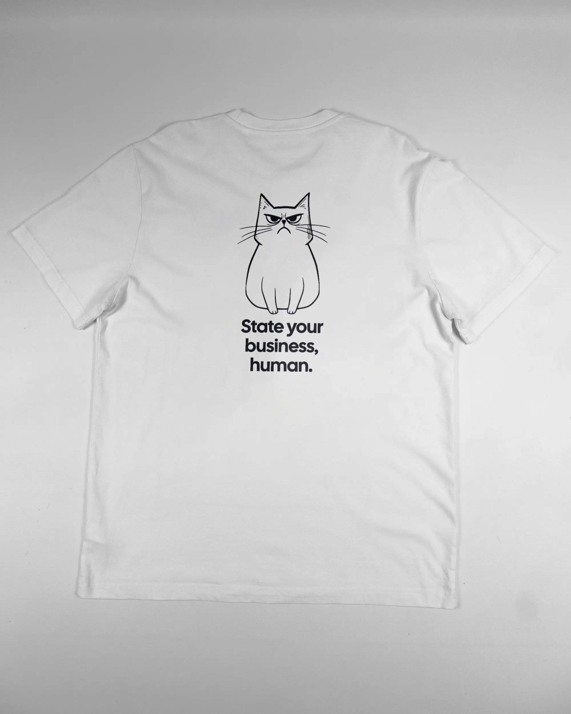 Rückseite des Organic Unisex T-Shirt Relaxed von Maondo mit dem Design Grumpy Purr in der Farbe White und in der Größe L flach auf den Boden gelegt