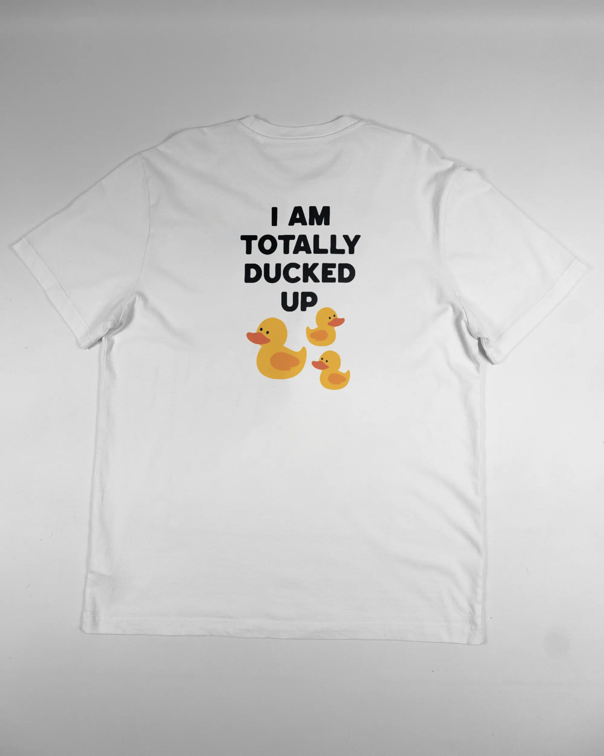 Rückseite des Organic Unisex T-Shirt Relaxed von Maondo mit dem Design Ducked Up in der Farbe White und in der Größe L flach auf den Boden gelegt
