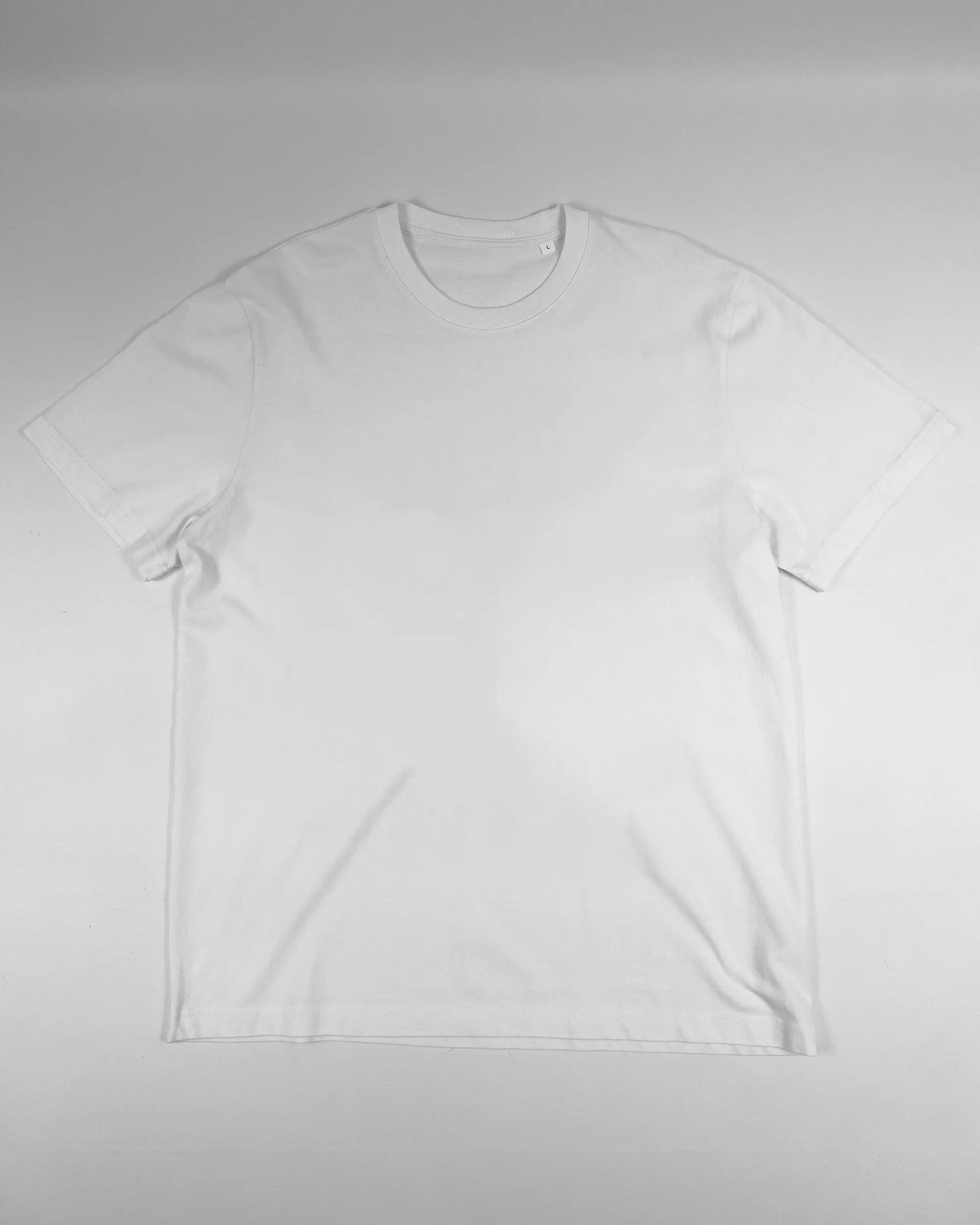 Vorderseite des Organic Unisex T-Shirt Relaxed von Maondo ohne Motiv in der Farbe White und in der Größe L flach auf den Boden gelegt