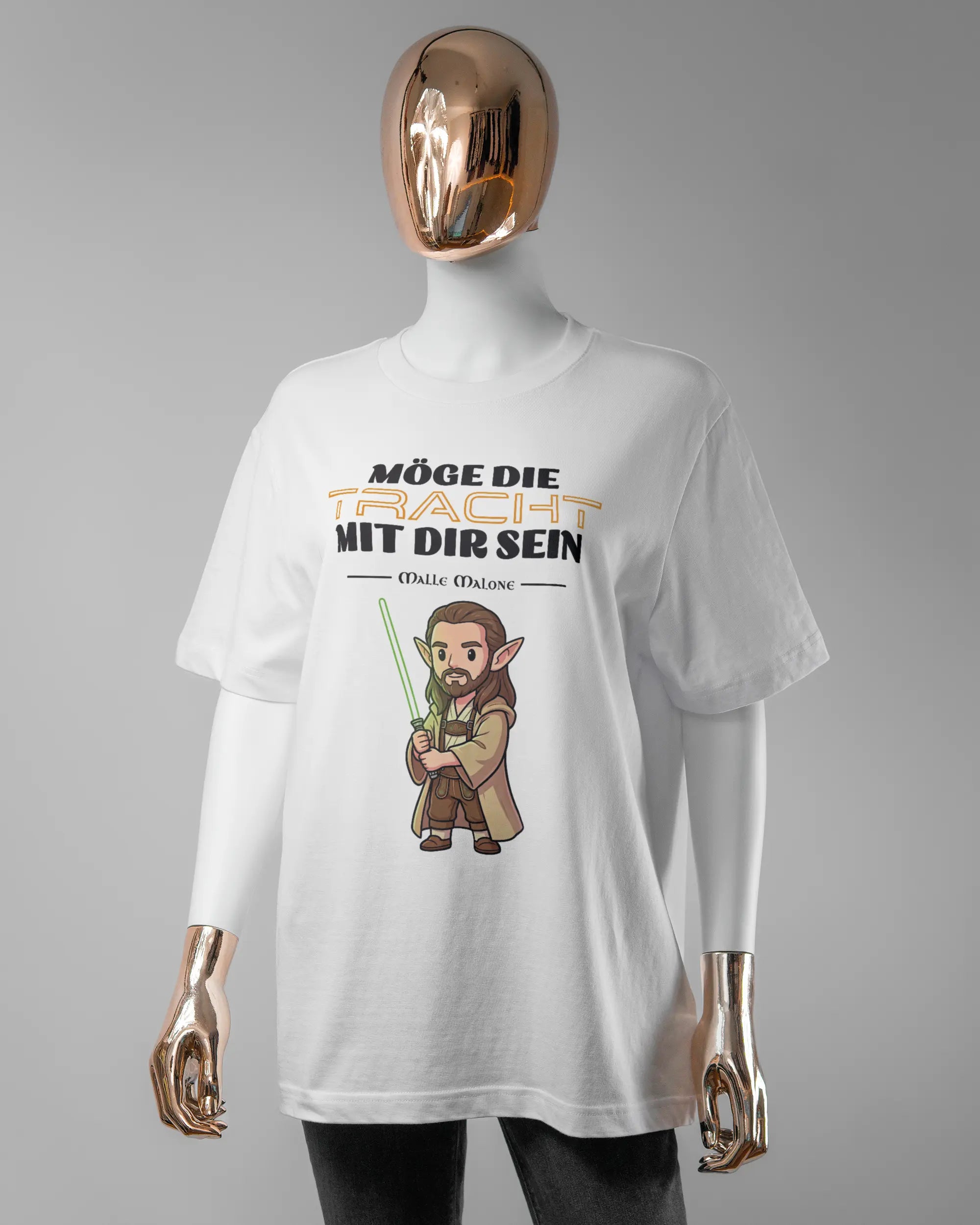 Vorderseite des Organic Unisex T-Shirt Relaxed von Maondo mit dem Design Tracht mit dir in der Farbe White und in der Größe S getragen von einer femininen Puppe