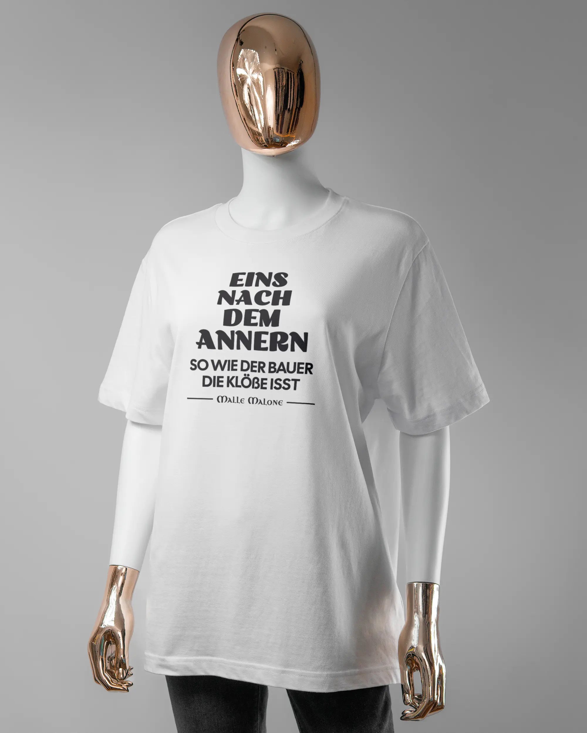 Vorderseite des Organic Unisex T-Shirt Relaxed von Maondo mit dem Design Eins nach dem Annern in der Farbe White und in der Größe S getragen von einer femininen Puppe