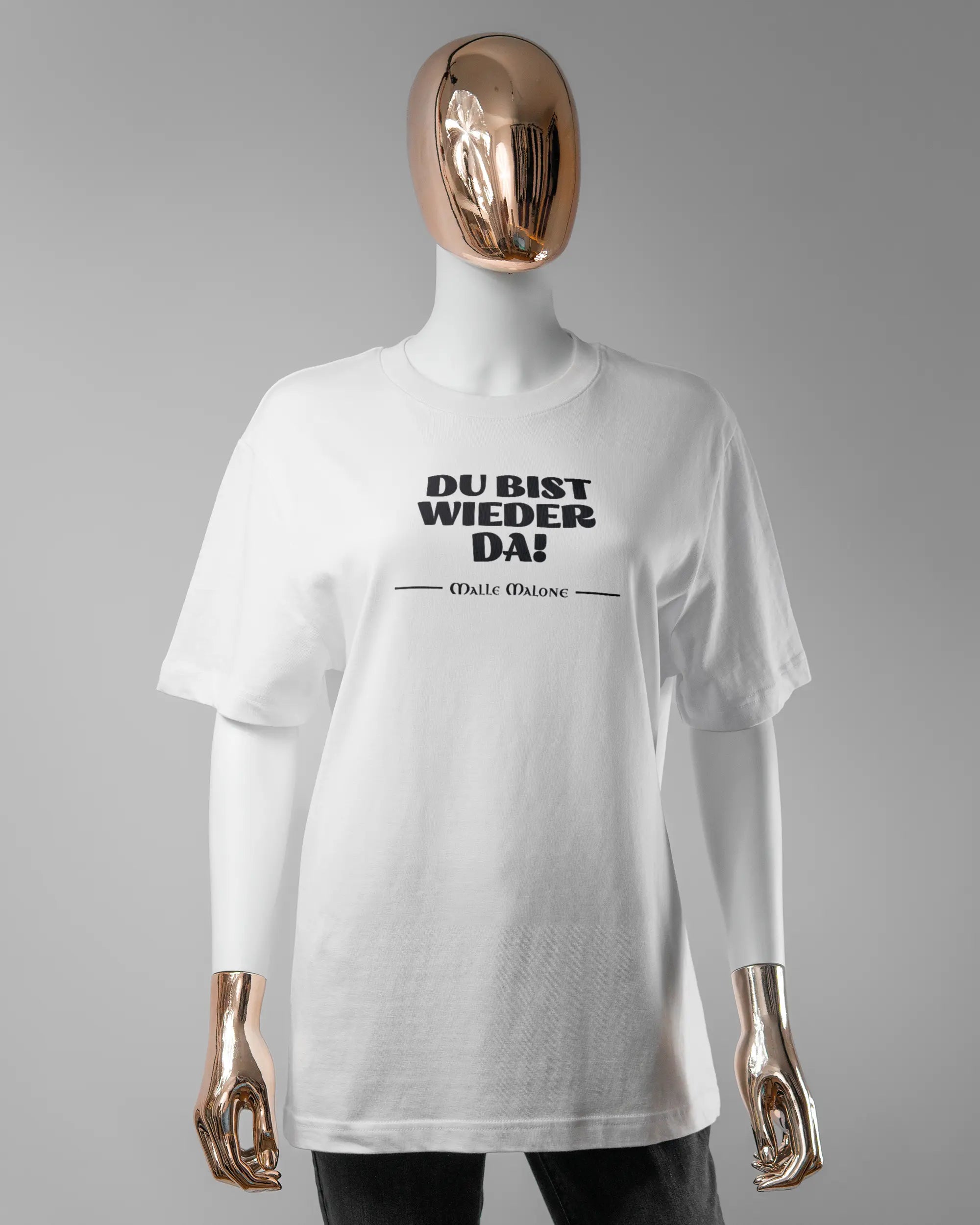 Vorderseite des Organic Unisex T-Shirt Relaxed von Maondo mit dem Design Wieder da in der Farbe White und in der Größe S getragen von einer femininen Puppe